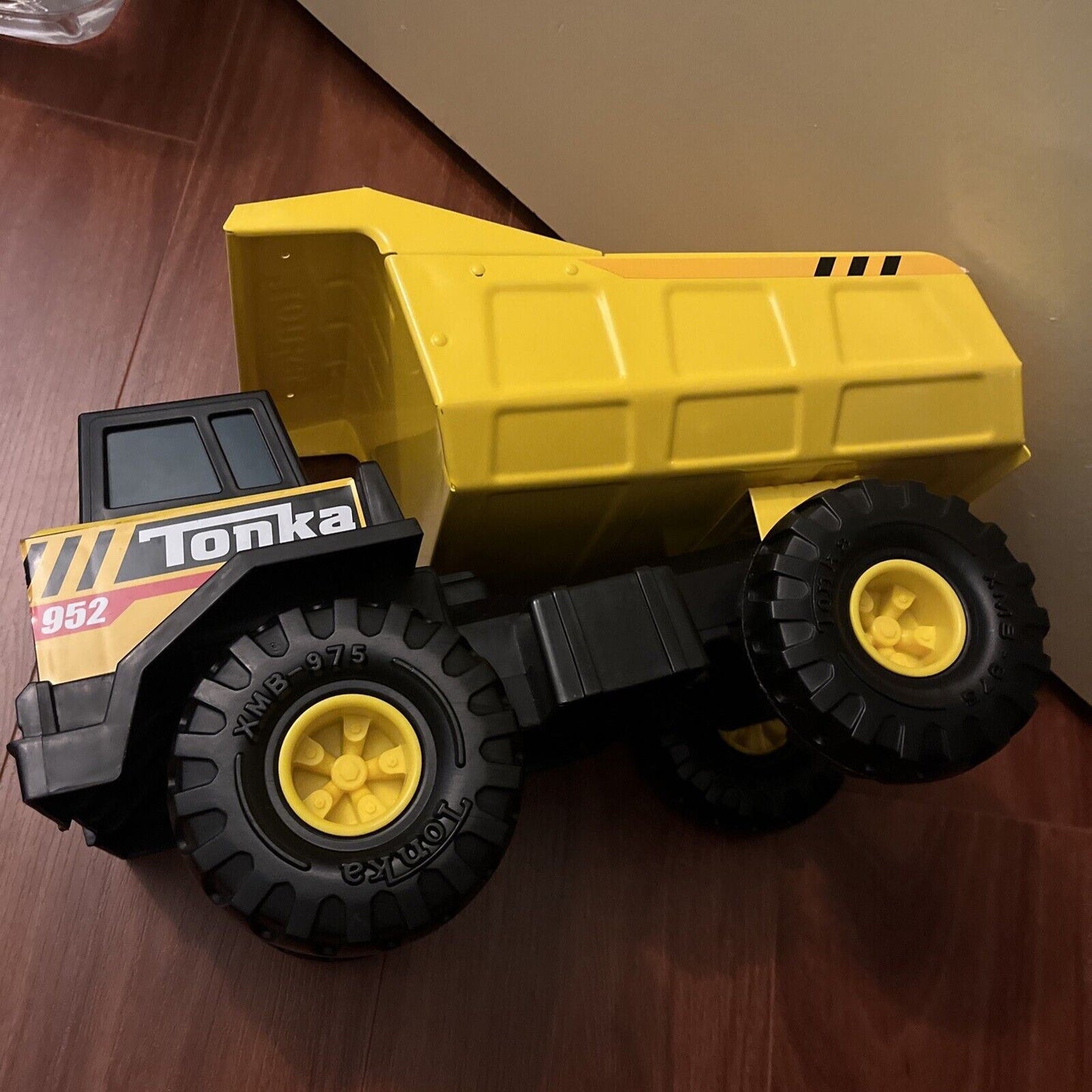 Tonka 952 Dump Truck Yellow Die Cast 2020 43cm Long
