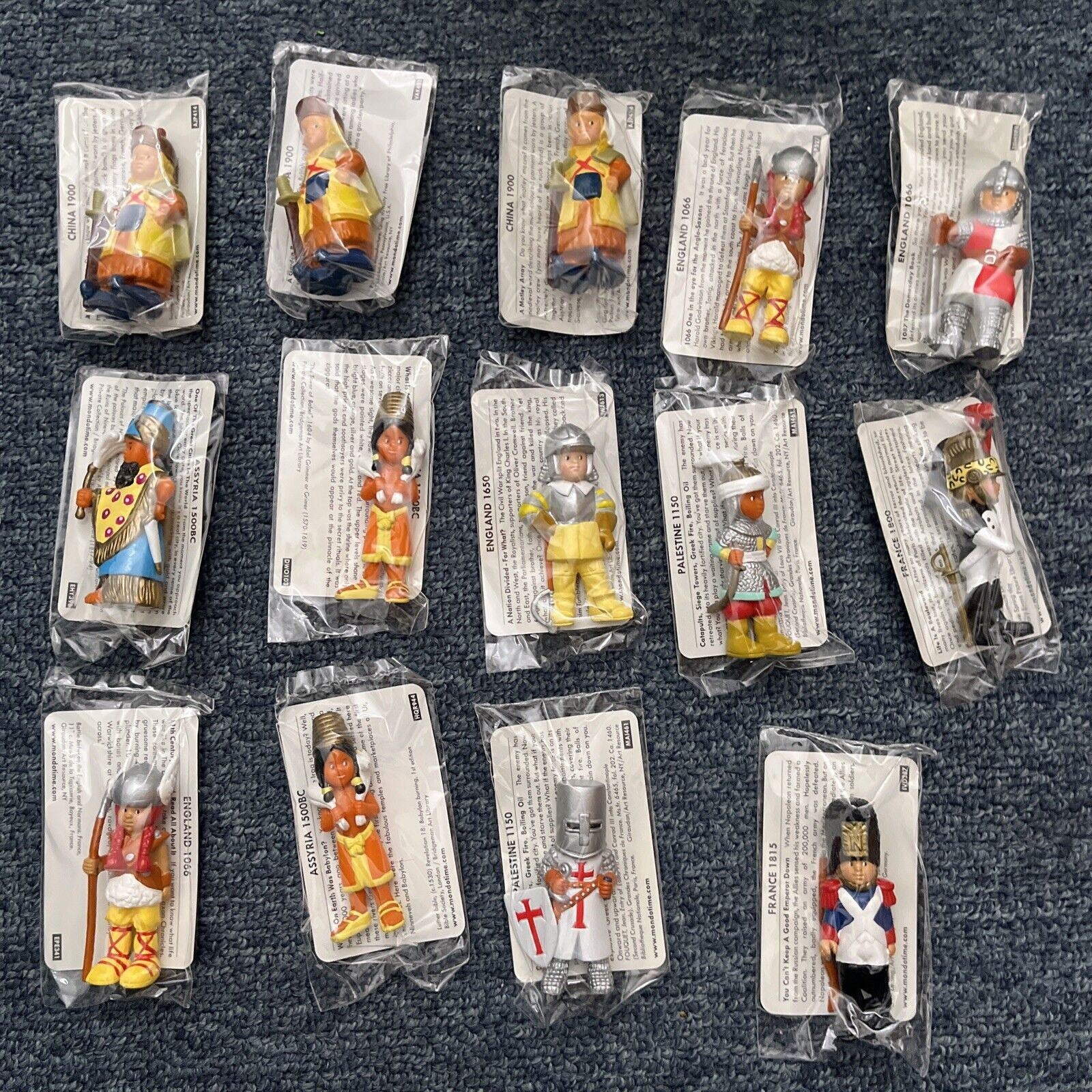 24x Mondotime Mini Action Figures – Retro Unit