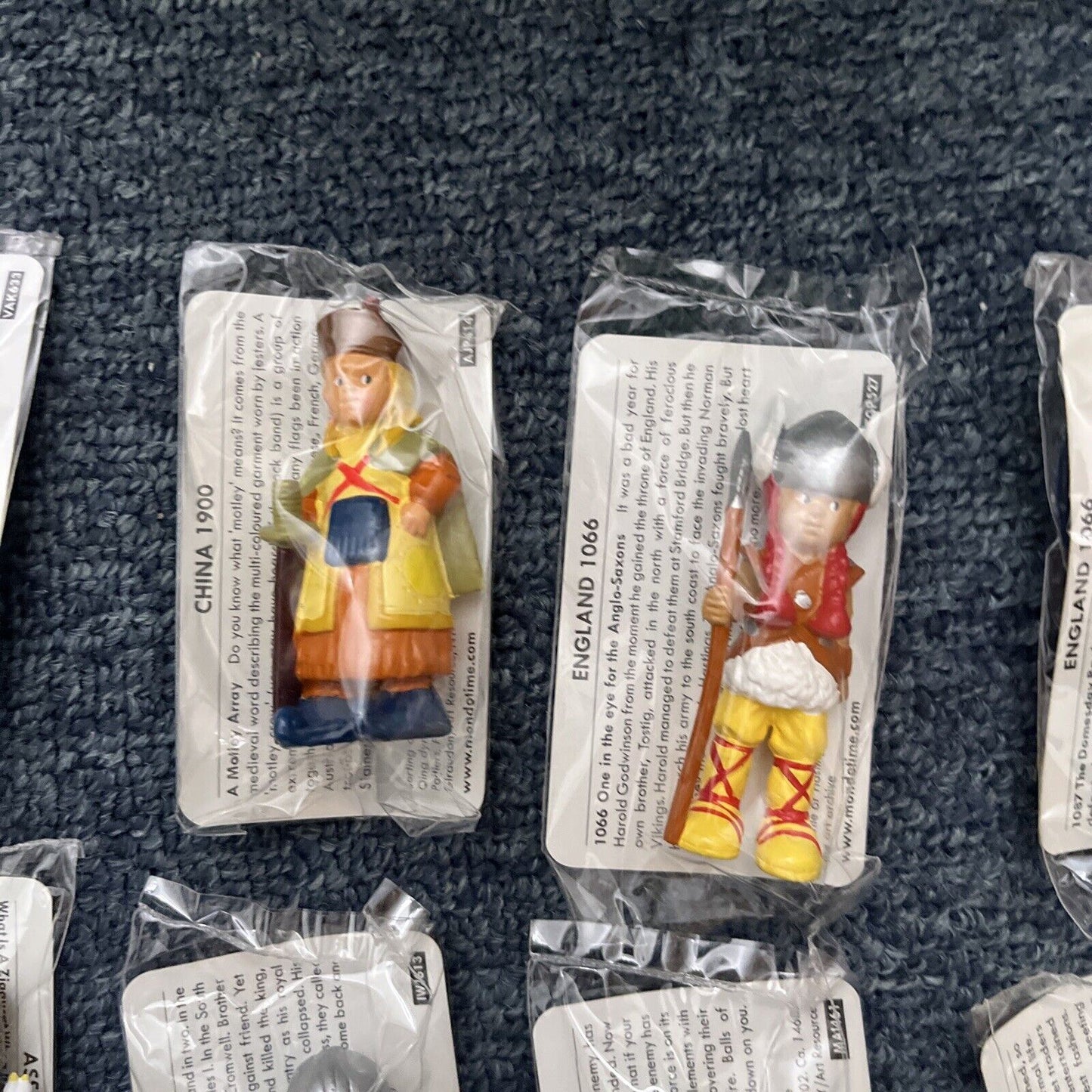 24x Mondotime Mini Action Figures