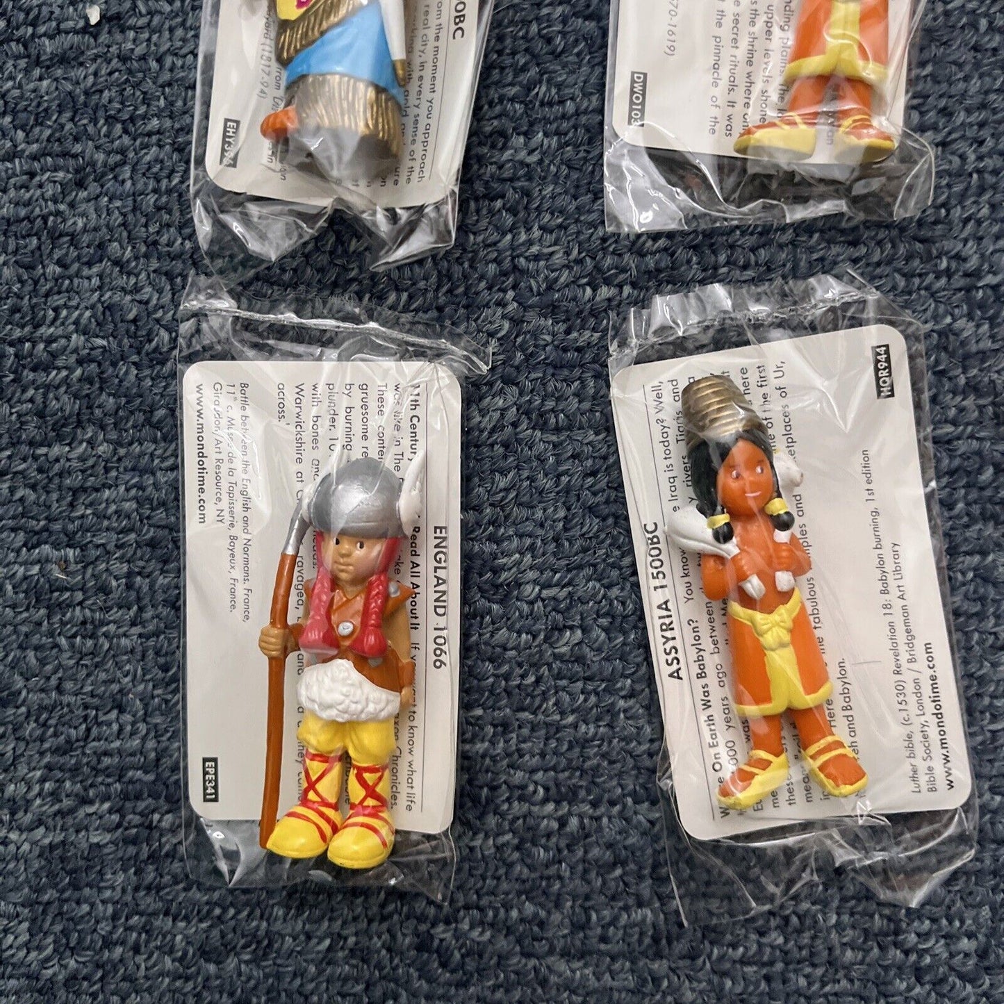 24x Mondotime Mini Action Figures