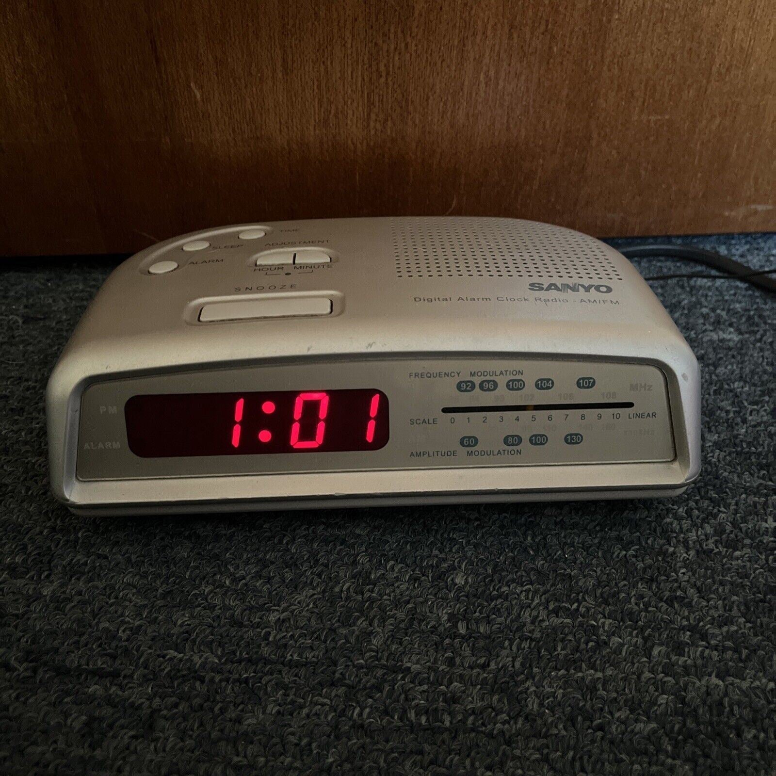 Sanyo Digital Alarm Clock AM FM Radio RM6015S Retro Unit