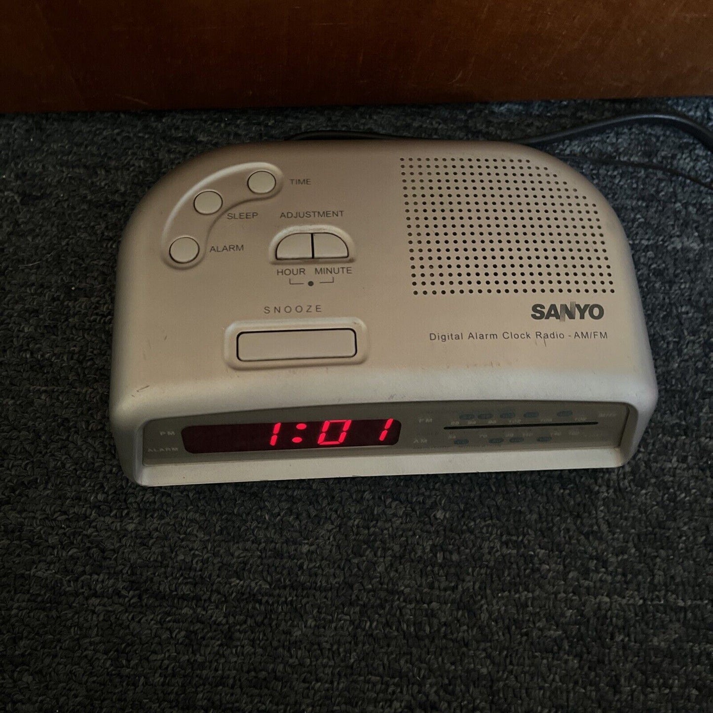 Sanyo Digital Alarm Clock AM FM Radio RM6015S