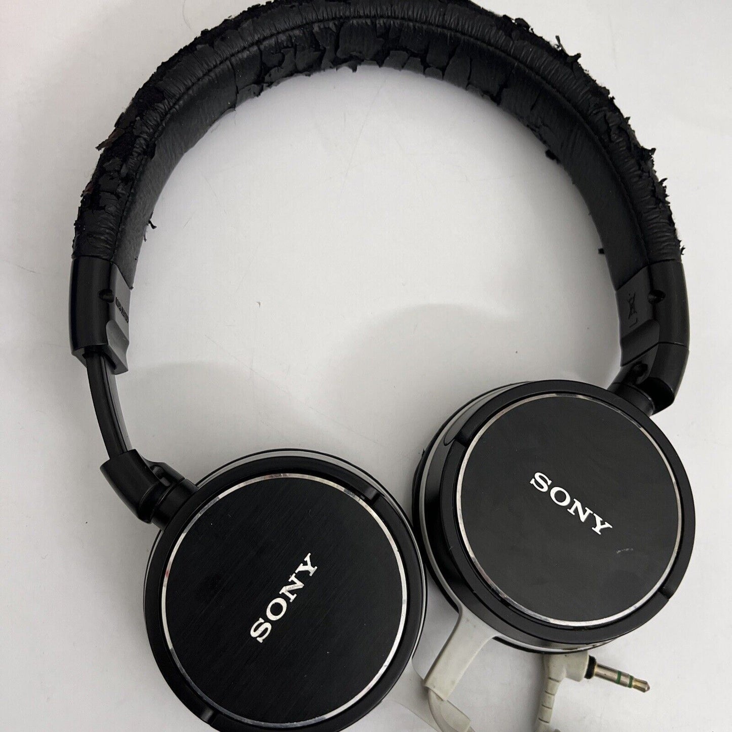 Sony MDR-ZX600 Headphones *Headband is worn*