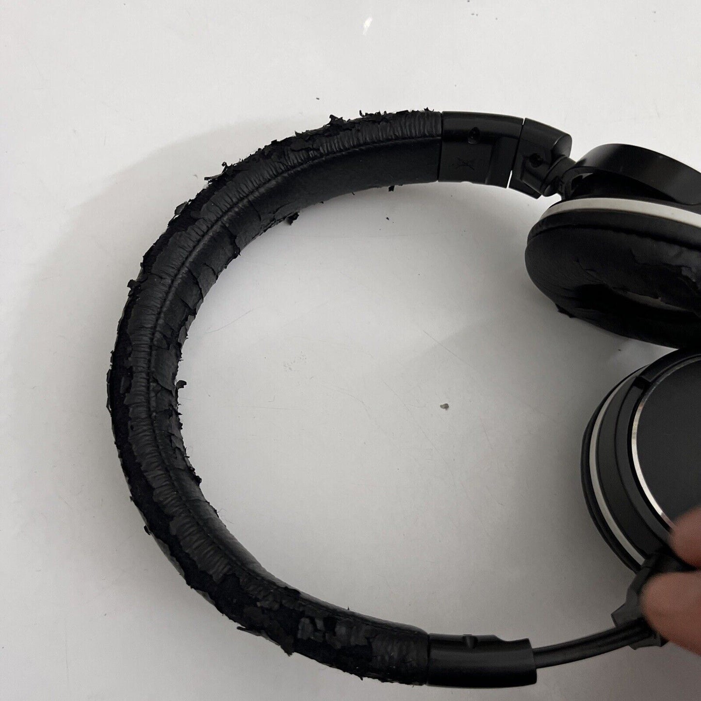 Sony MDR-ZX600 Headphones *Headband is worn*