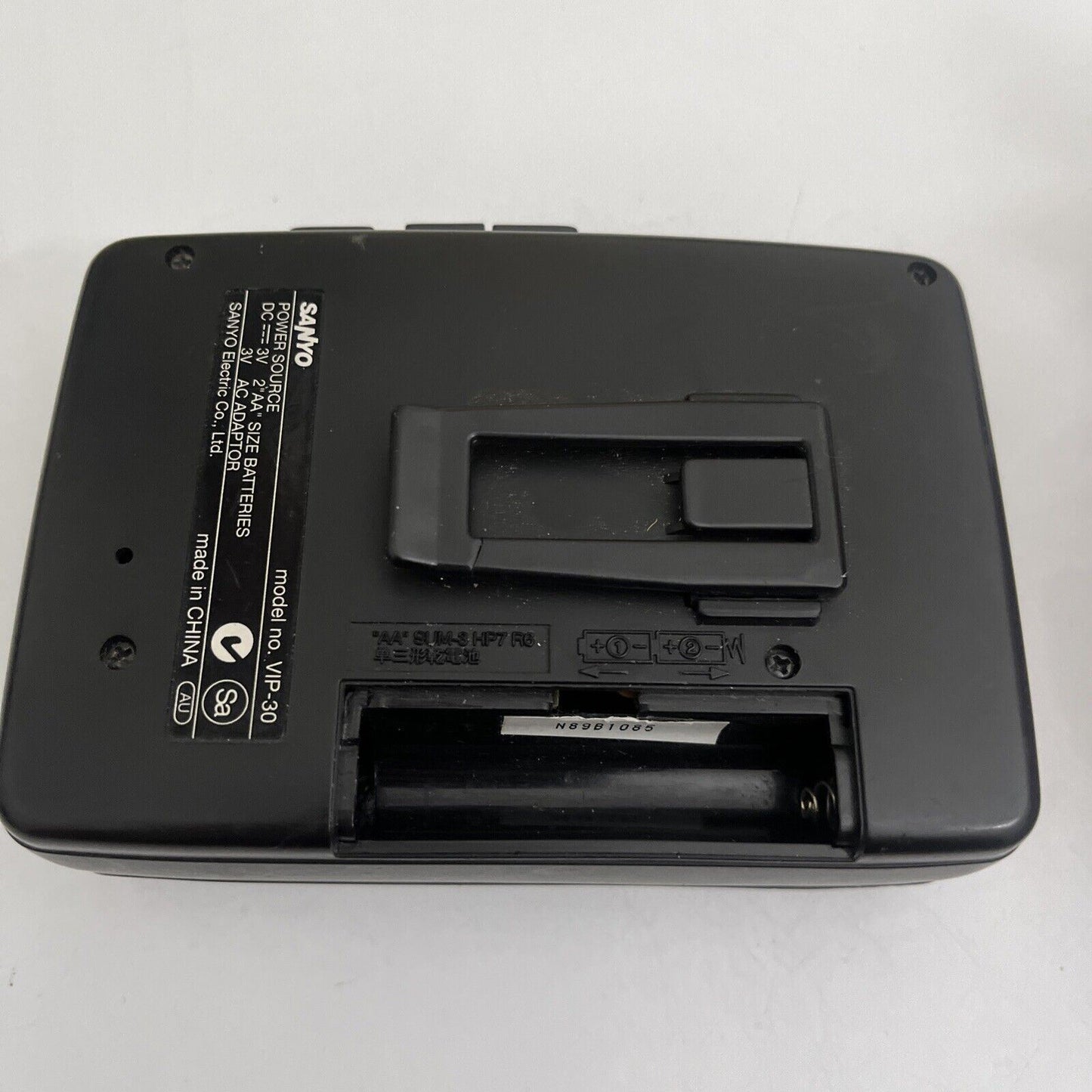 Sanyo Portable Cassette AM/FM Radio Bassxpander VIP-30 *missing battery lid*