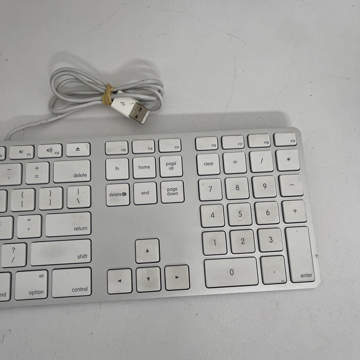 Apple Wired USB Keyboard with Numeric Keypad Model A1243 Mb110ll/a