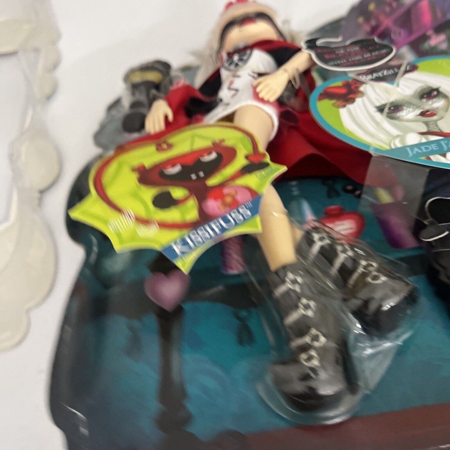 Jade J'adore Bratzillaz Glam Gets Wicked Doll Figure 11" and Accessories Bratz