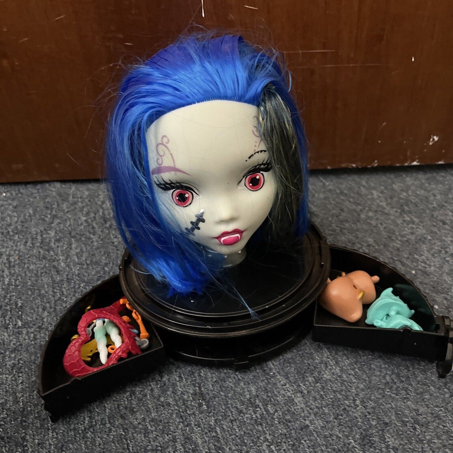 2014 Monster High Gore Geous Ghoul The Anti Styling Head With Accessories Mattel