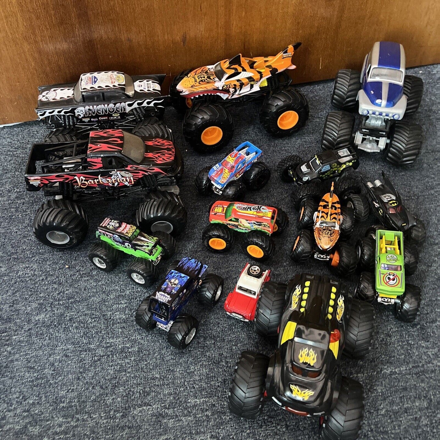 12x Monster Truck Hot Wheels & 1x Car Barbarian Grave Digger Avenger