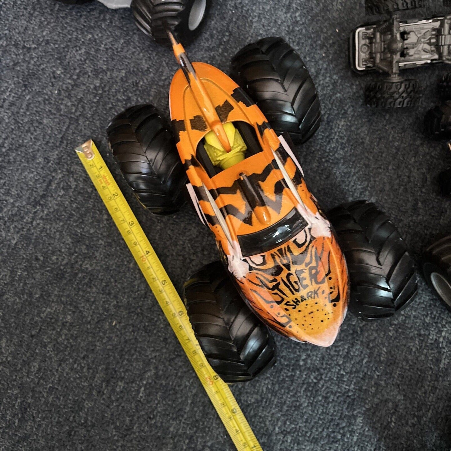 12x Monster Truck Hot Wheels & 1x Car Barbarian Grave Digger Avenger