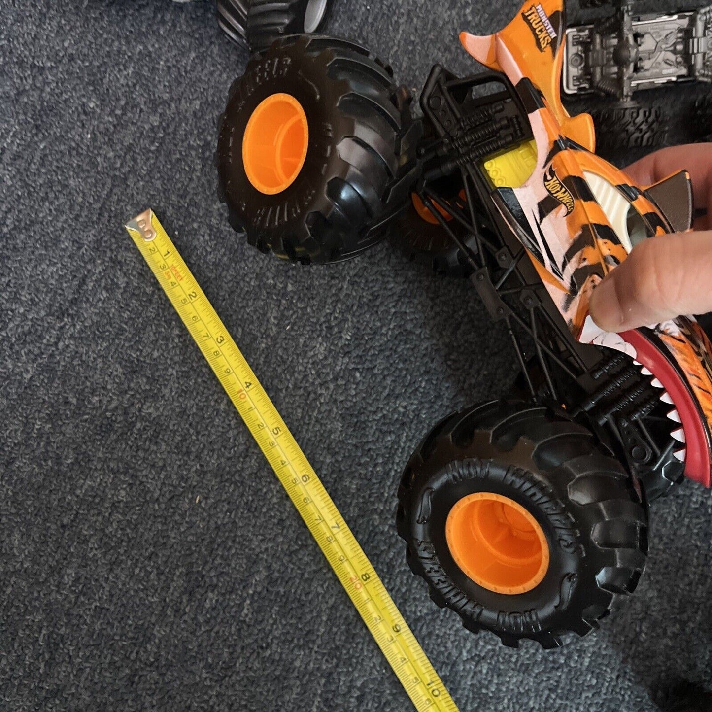 12x Monster Truck Hot Wheels & 1x Car Barbarian Grave Digger Avenger