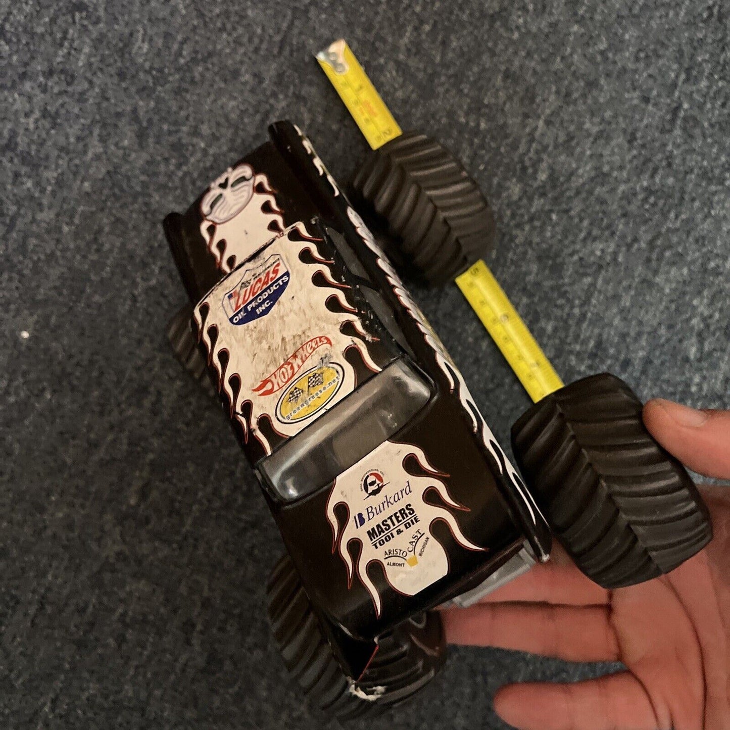 12x Monster Truck Hot Wheels & 1x Car Barbarian Grave Digger Avenger