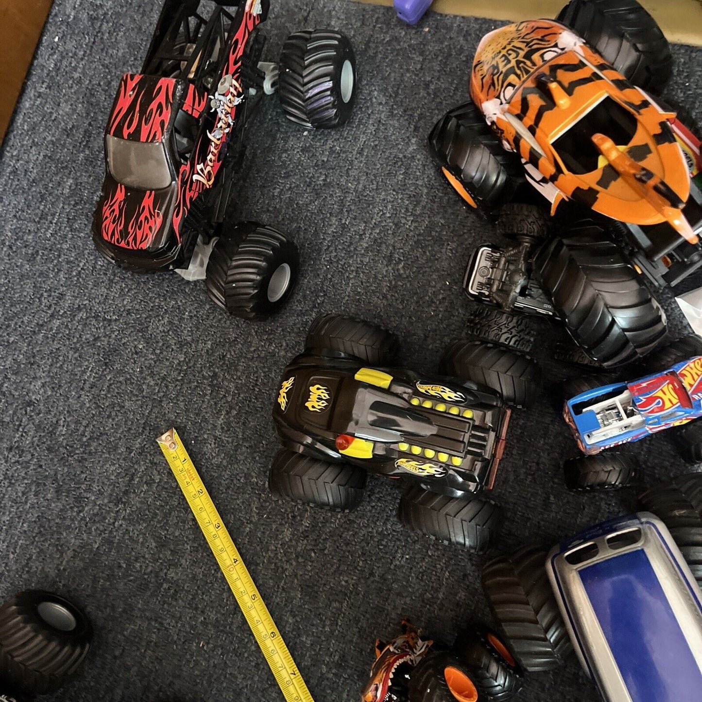 12x Monster Truck Hot Wheels & 1x Car Barbarian Grave Digger Avenger