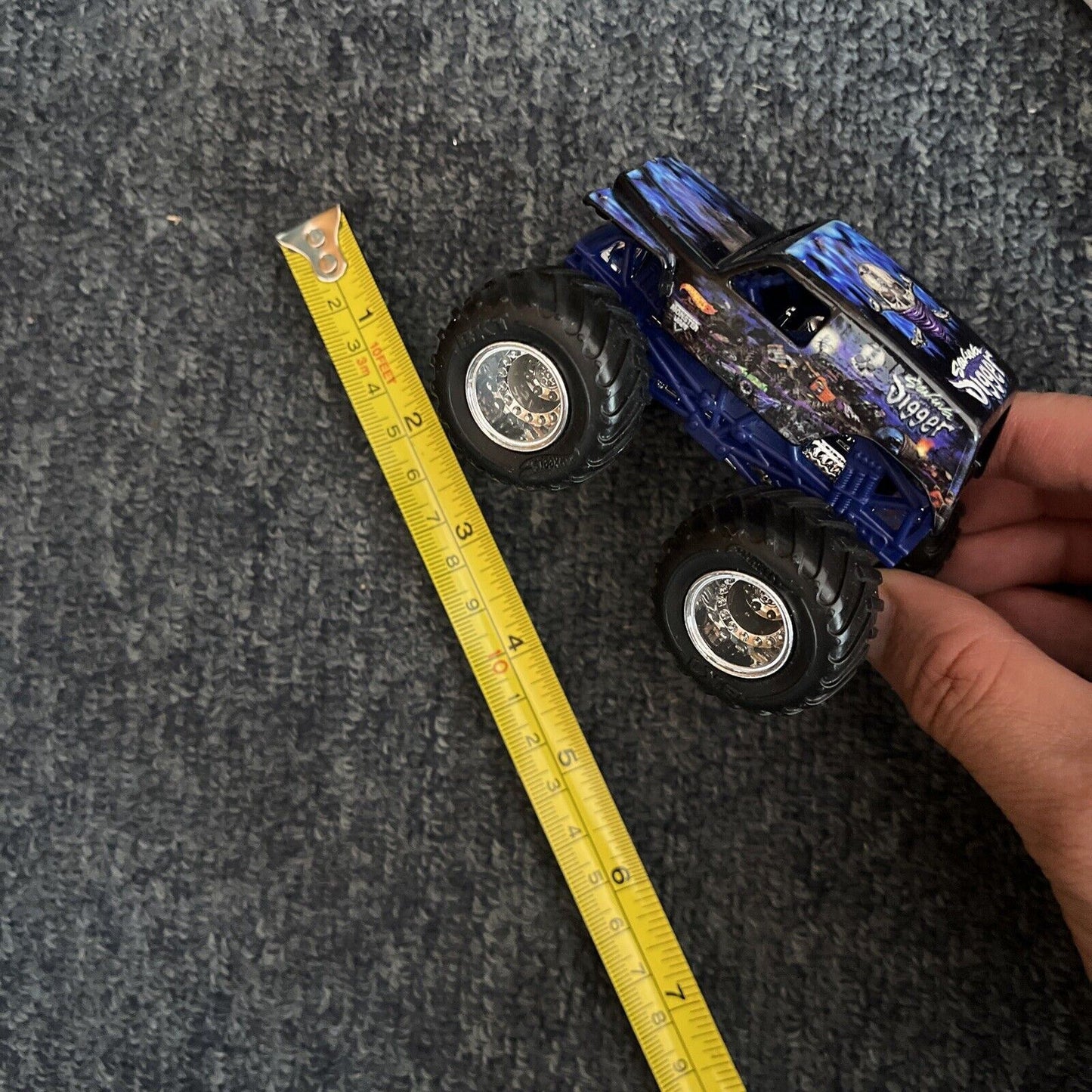 12x Monster Truck Hot Wheels & 1x Car Barbarian Grave Digger Avenger