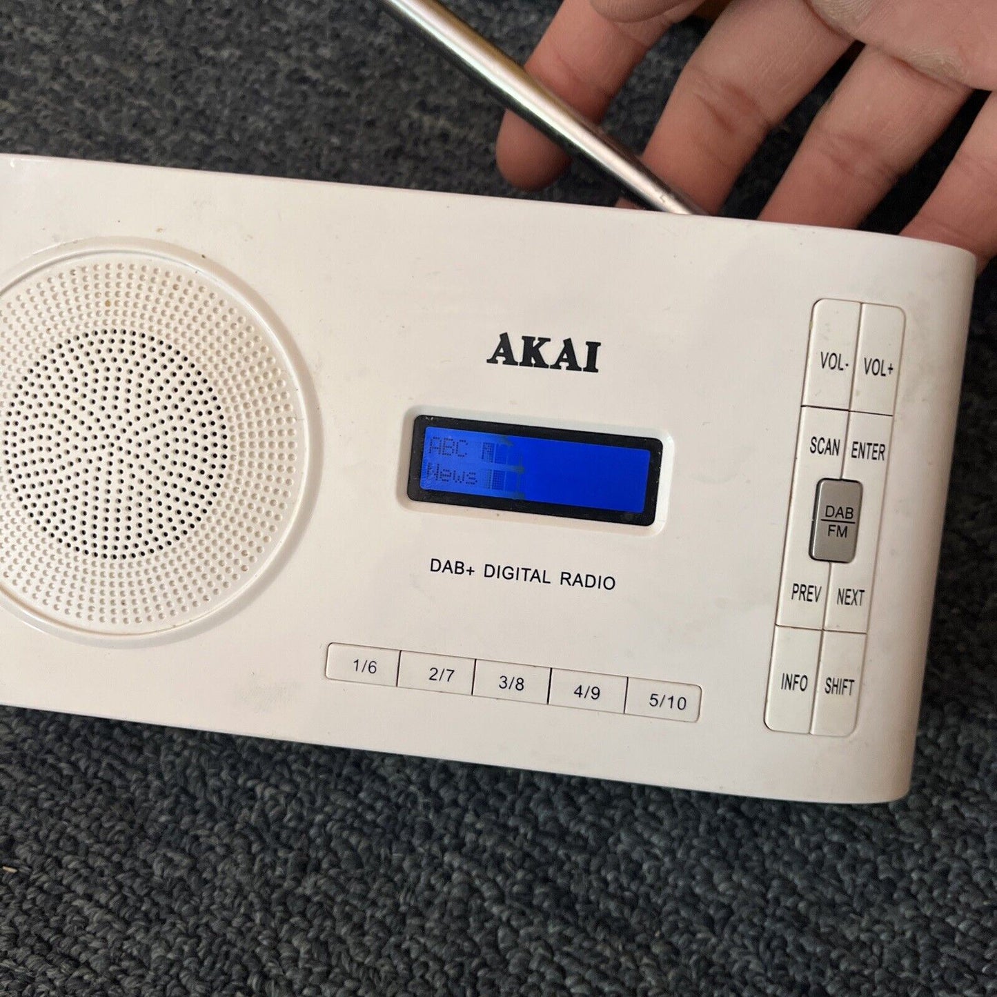 Akai ADAB100 DAB+ Digital Radio *working but LCD broken & missing battery cover*