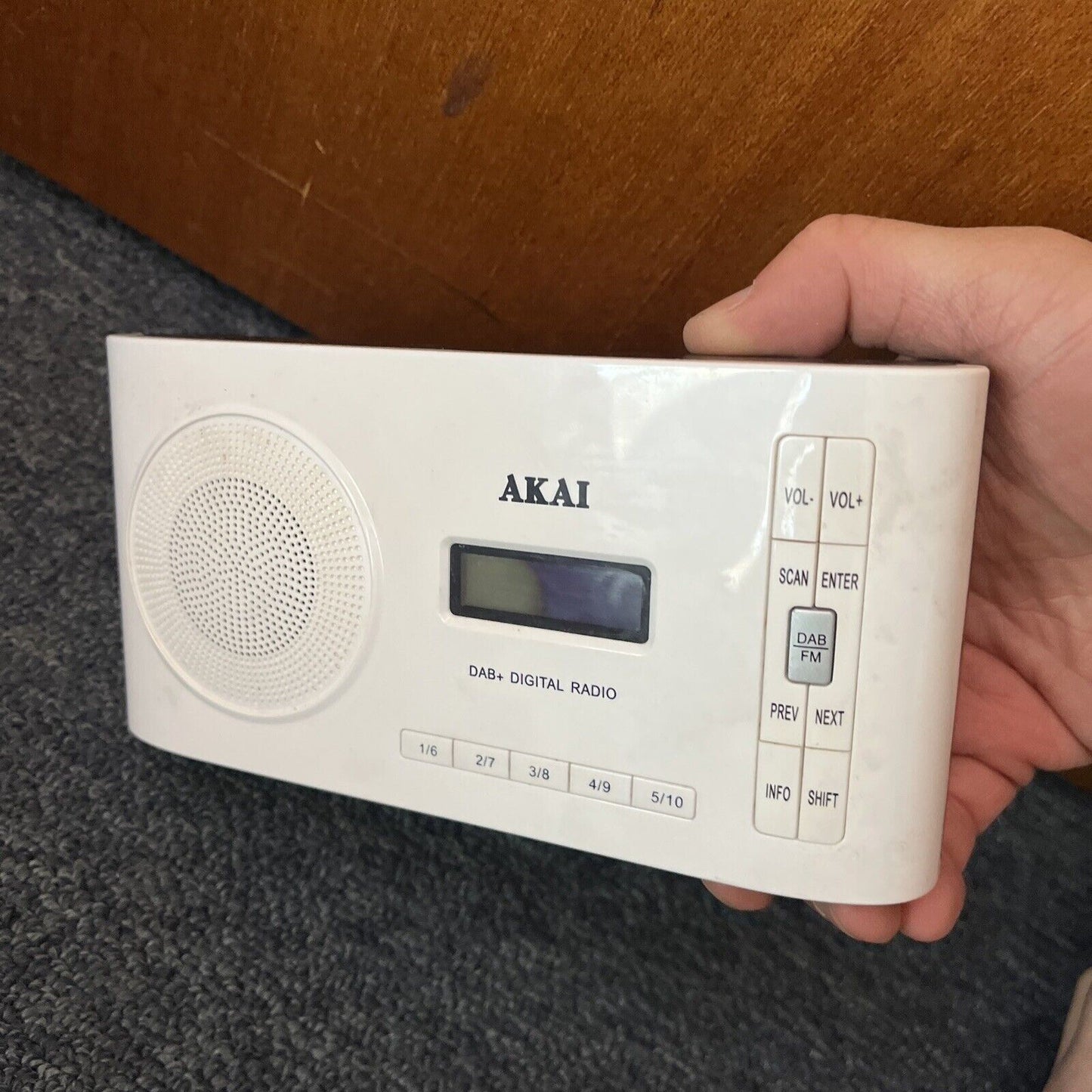 Akai ADAB100 DAB+ Digital Radio *working but LCD broken & missing battery cover*