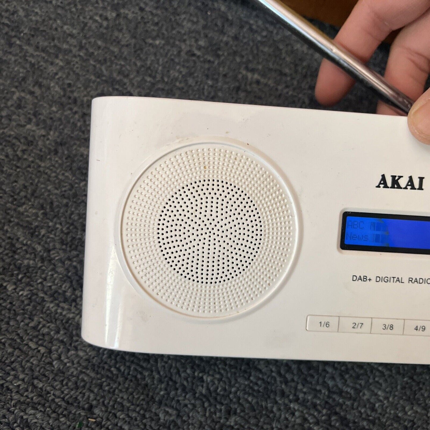 Akai ADAB100 DAB+ Digital Radio *working but LCD broken & missing battery cover*