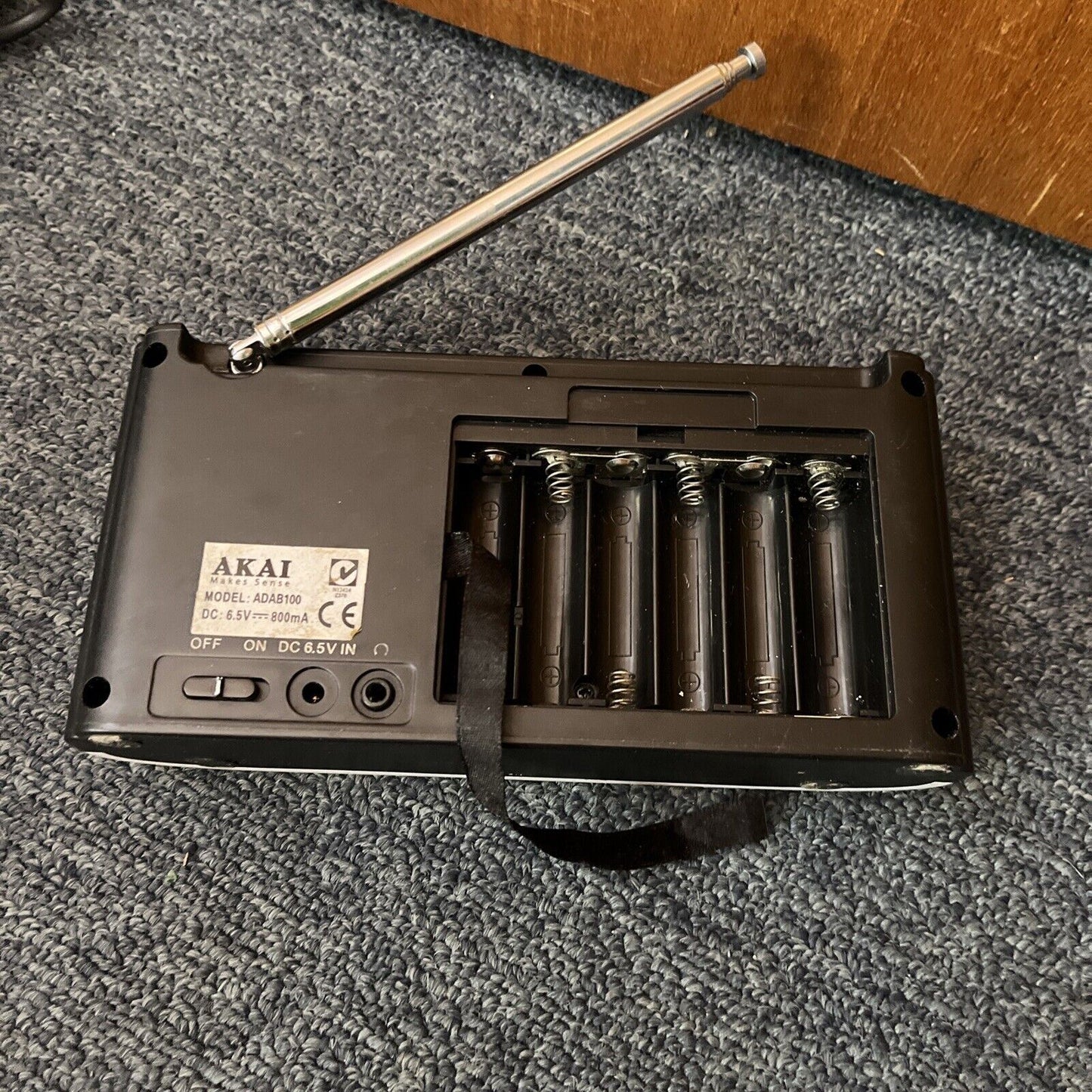 Akai ADAB100 DAB+ Digital Radio *working but LCD broken & missing battery cover*