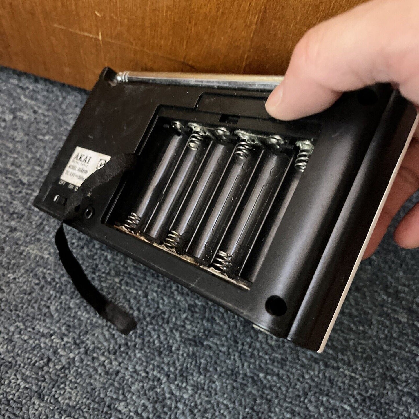 Akai ADAB100 DAB+ Digital Radio *working but LCD broken & missing battery cover*