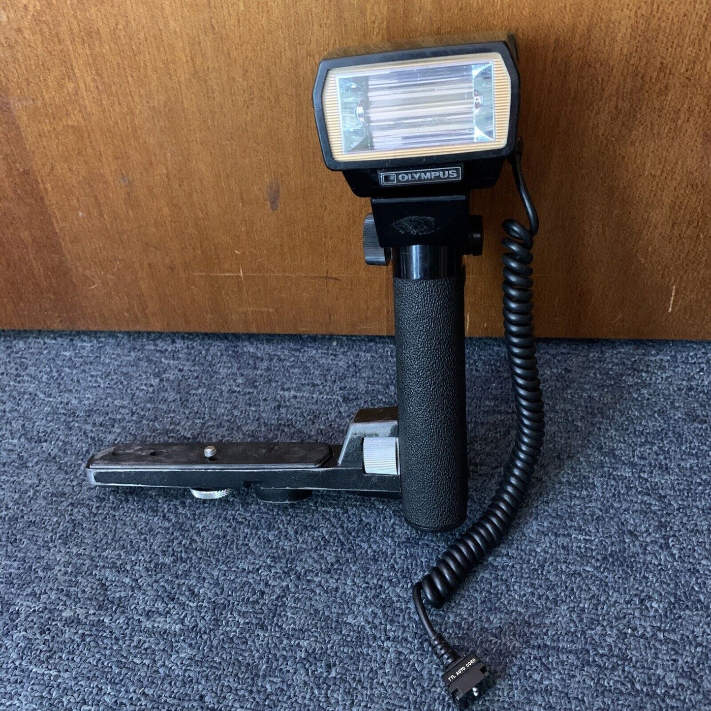 Vintage Olympus Quick Auto 310 Camera Flash with Olympus Bounce Grip