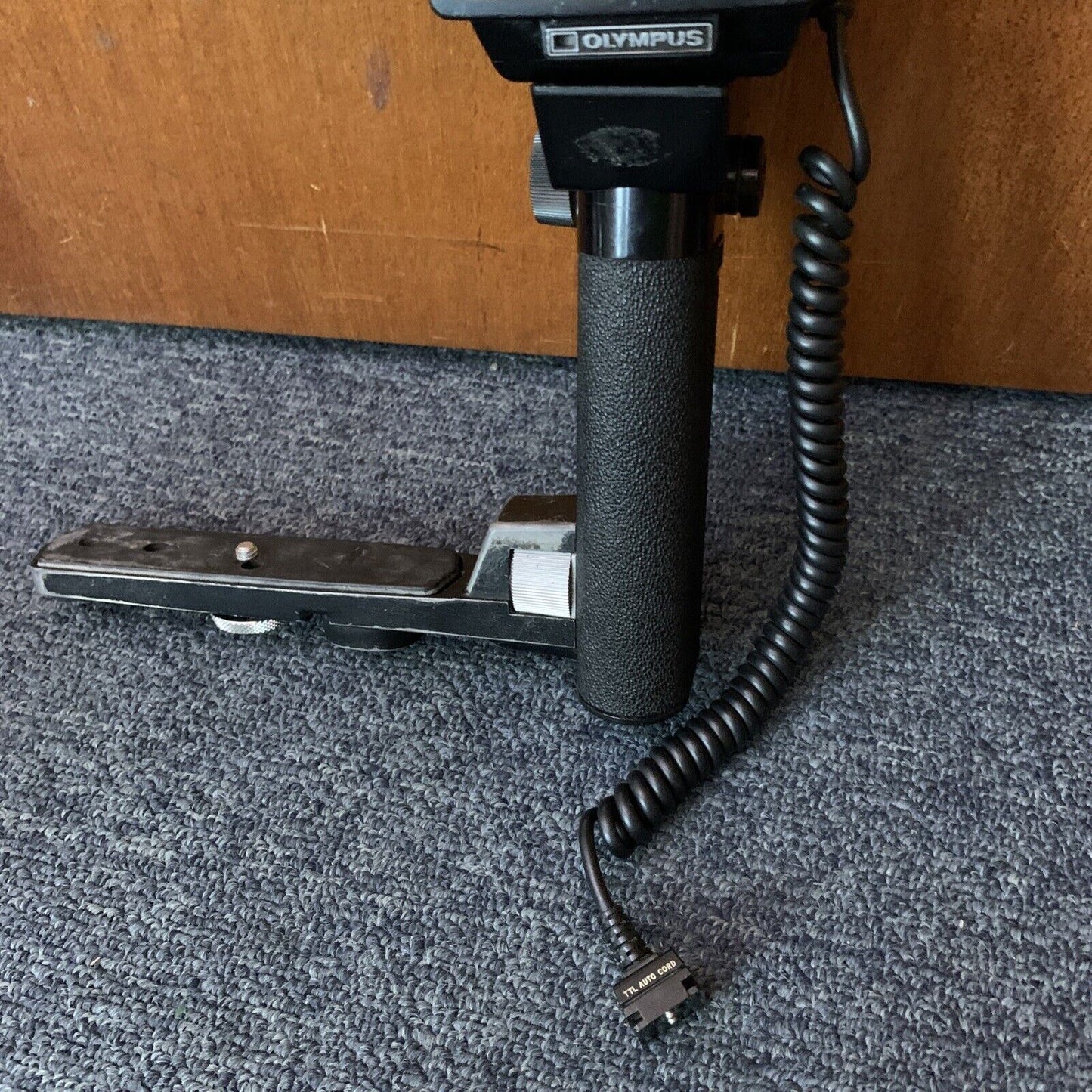 Vintage Olympus Quick Auto 310 Camera Flash with Olympus Bounce Grip