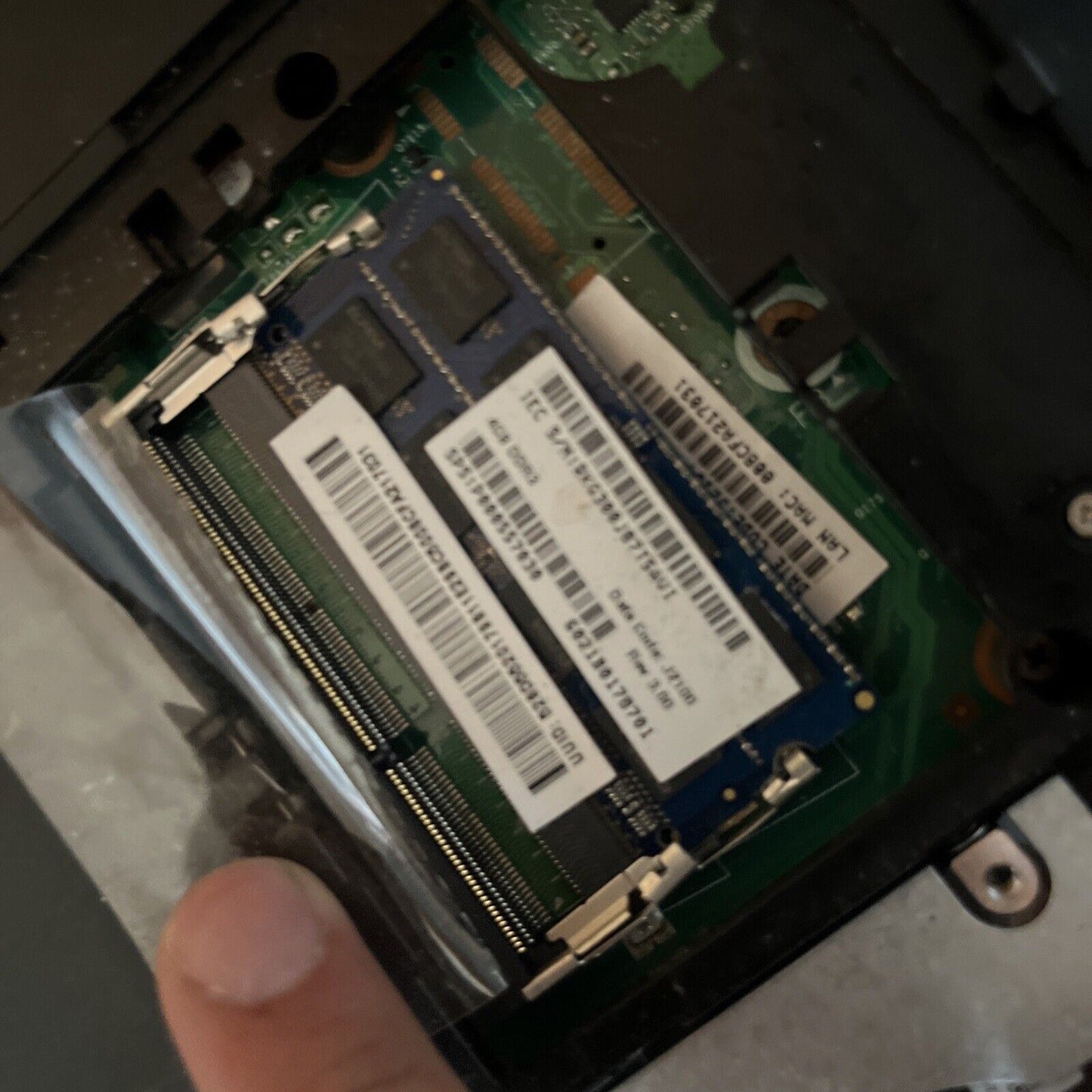 Toshiba Satellite L850 Laptop 4gb RAM 1TB HDD *Not Working Cracked Screen*