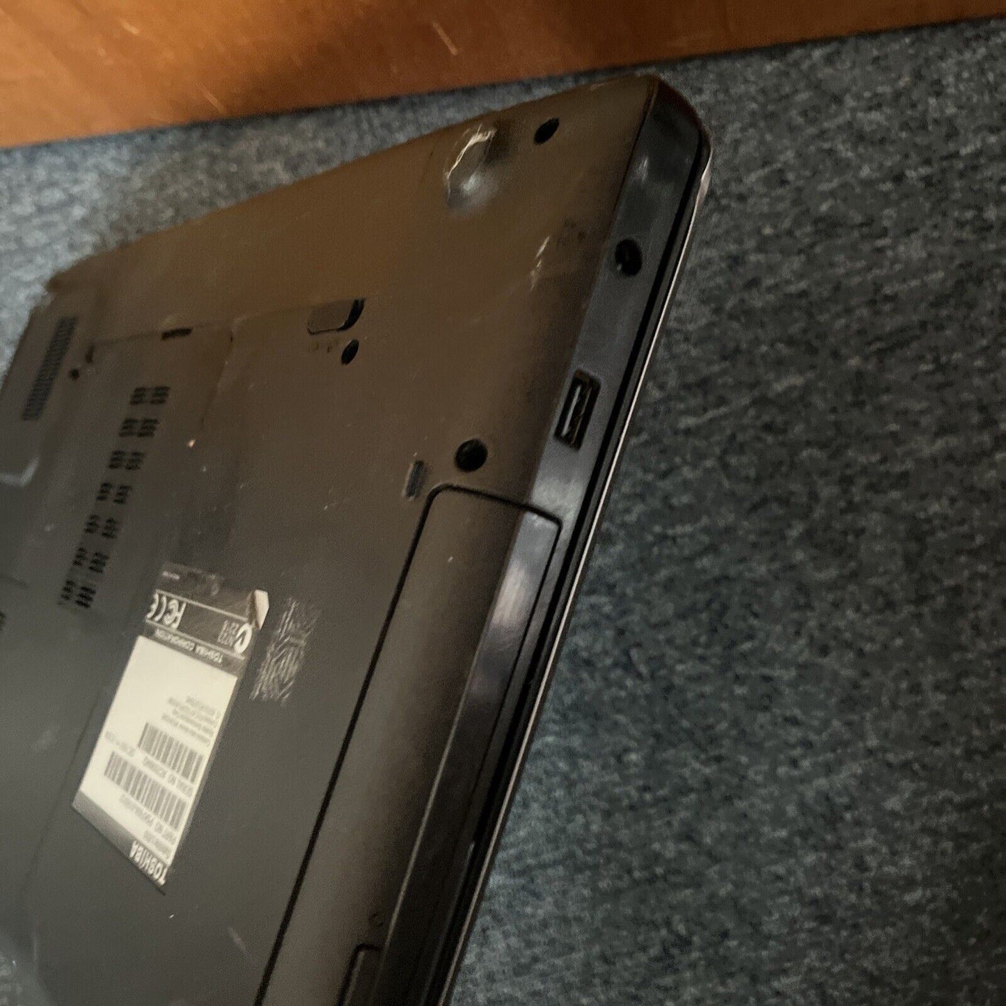 Toshiba Satellite L850 Laptop 4gb RAM 1TB HDD *Not Working Cracked Screen*