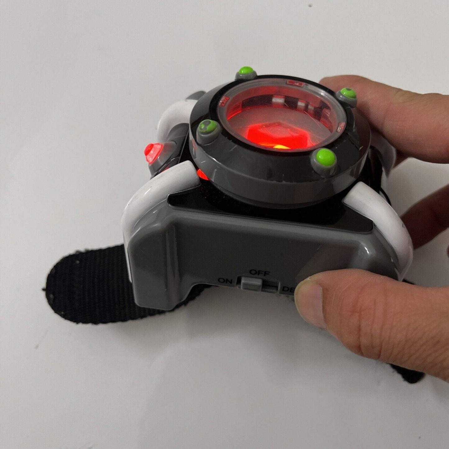 BEN 10 Ten Omnitrix Watch Lights Sounds Playmates