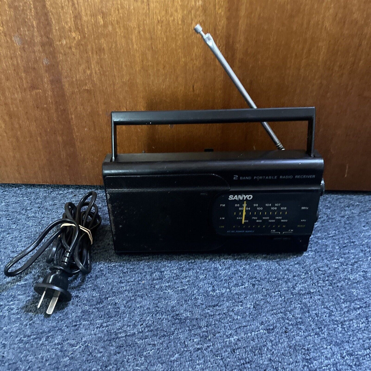Sanyo RP-6168 AM/FM Portable Radio Receiver *missing battery lid*
