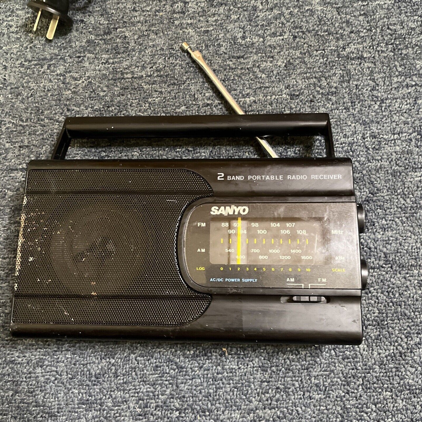 Sanyo RP-6168 AM/FM Portable Radio Receiver *missing battery lid*