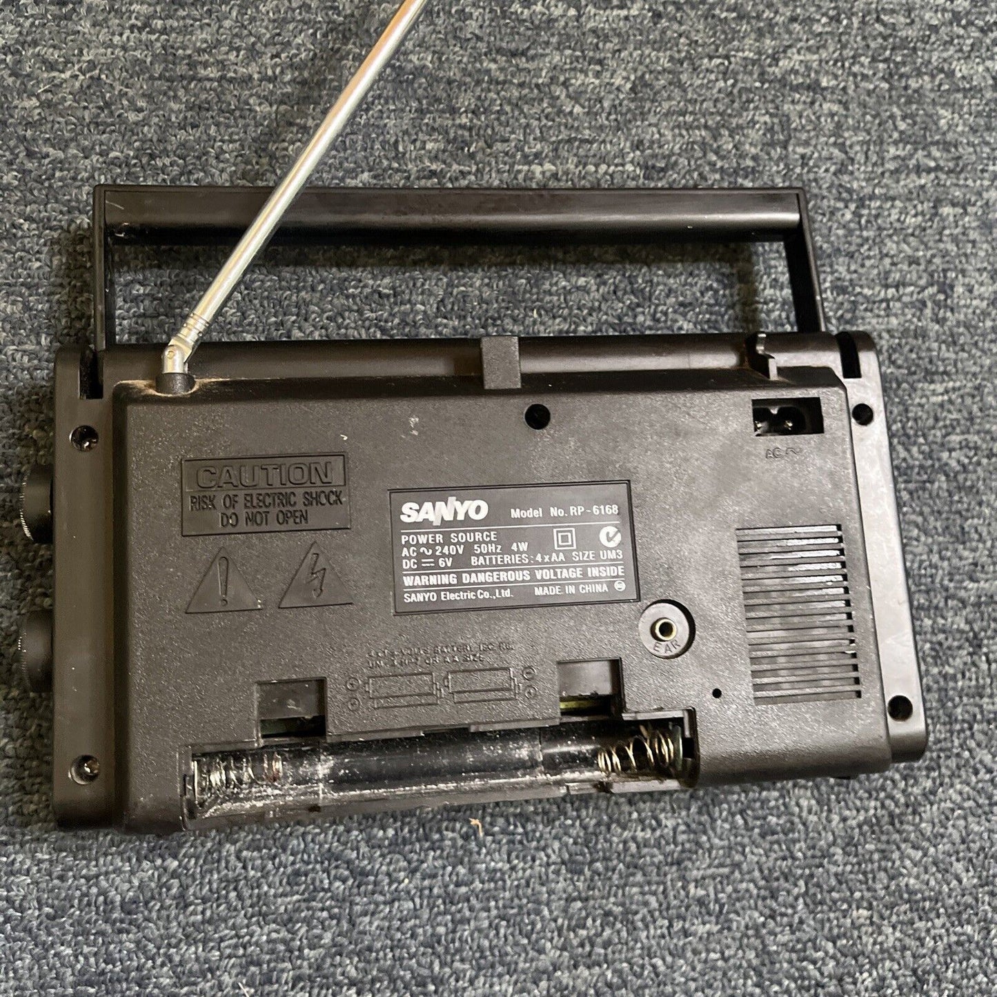 Sanyo RP-6168 AM/FM Portable Radio Receiver *missing battery lid*