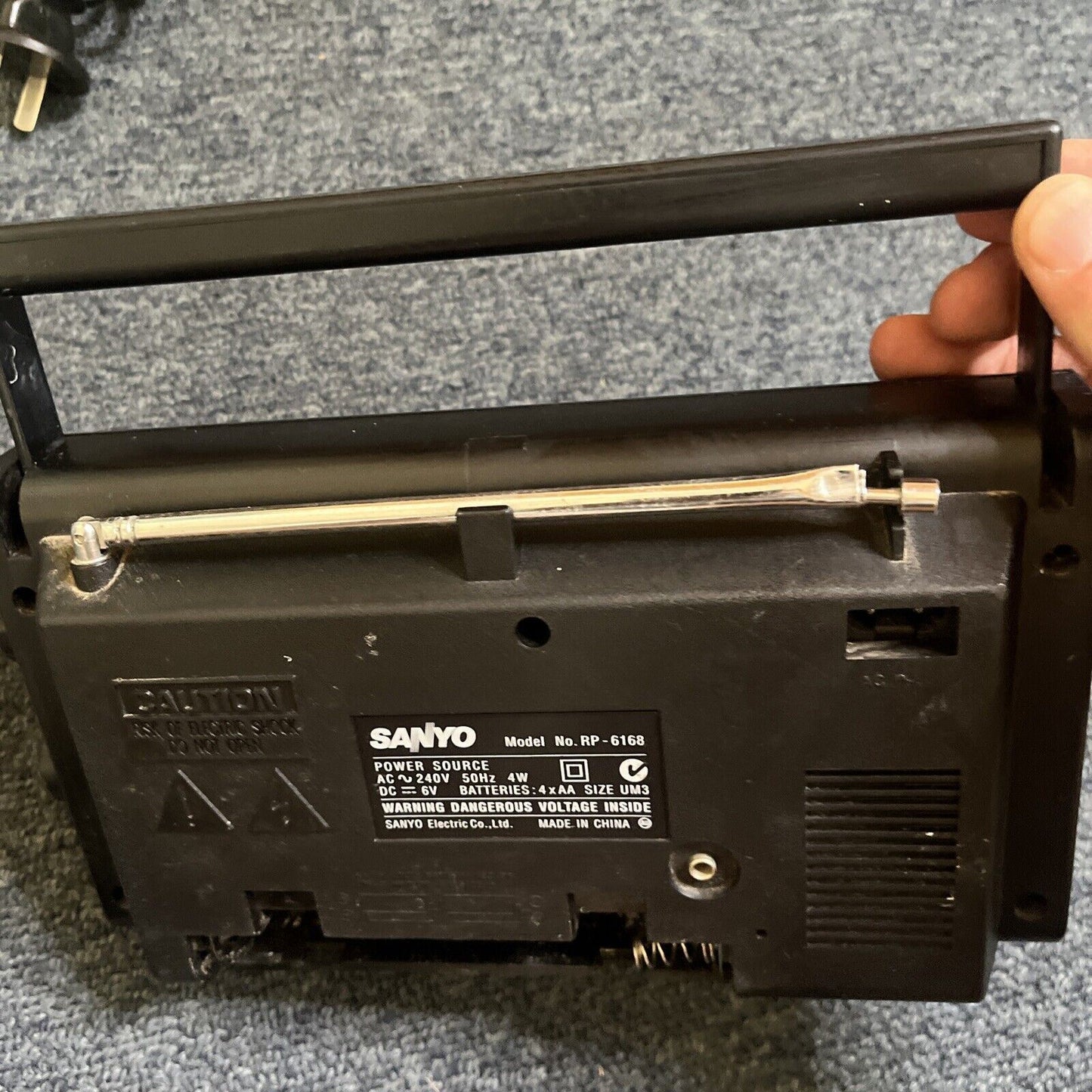 Sanyo RP-6168 AM/FM Portable Radio Receiver *missing battery lid*