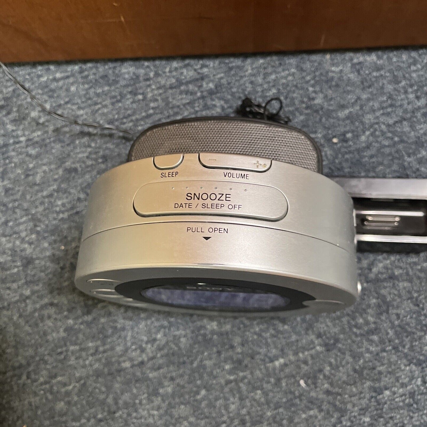 Sony Dream Machine Alarm Click FM/AM Radio CD 30-pin iPod ICF-CD3iP CD Player