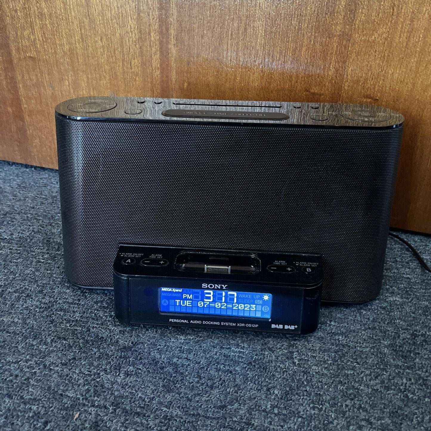 Sony Personal Audio Docking System XDR-DS12iP DAB+ Digital FM Radio 30-pin iPod