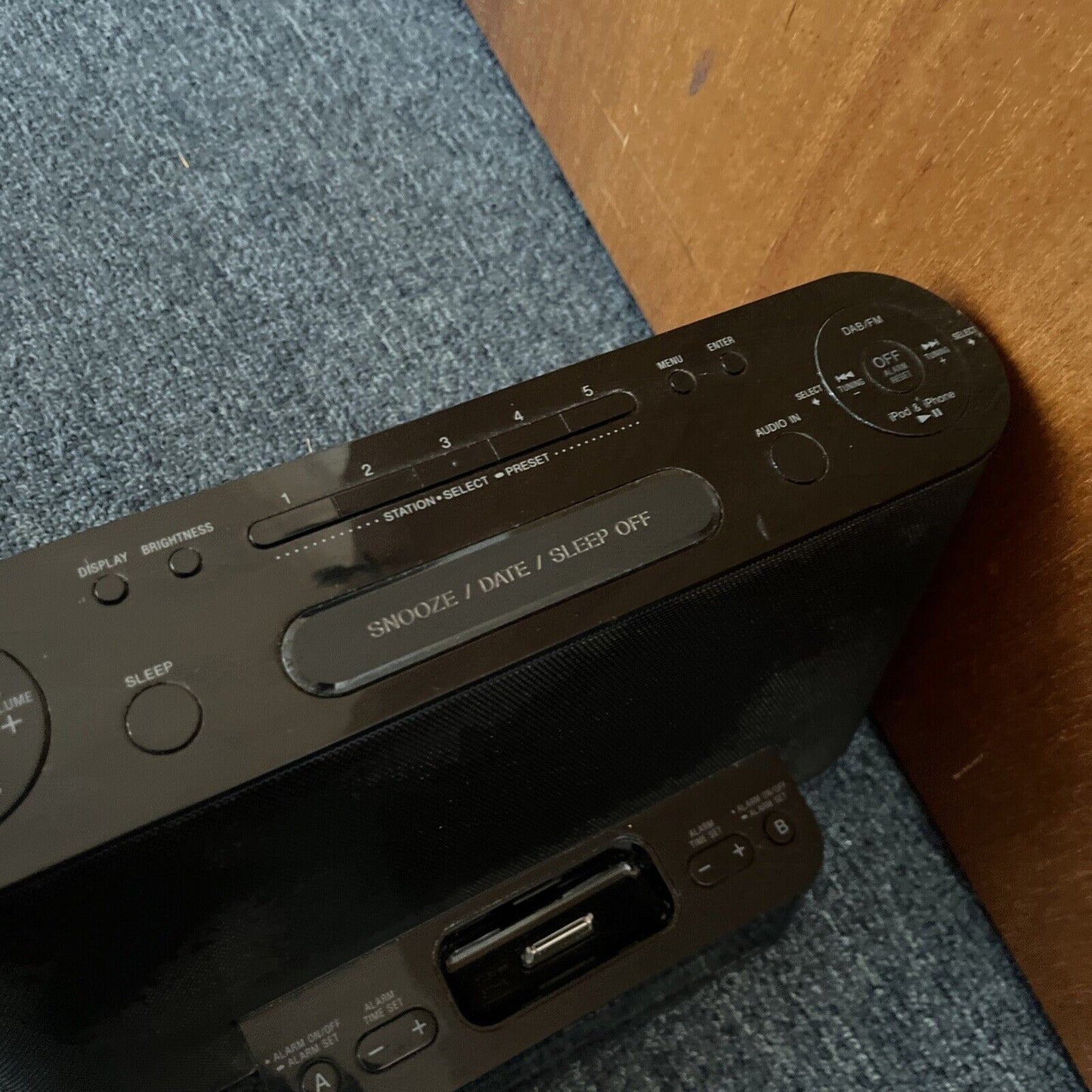Sony Personal Audio Docking System XDR-DS12iP DAB+ Digital FM Radio 30-pin iPod