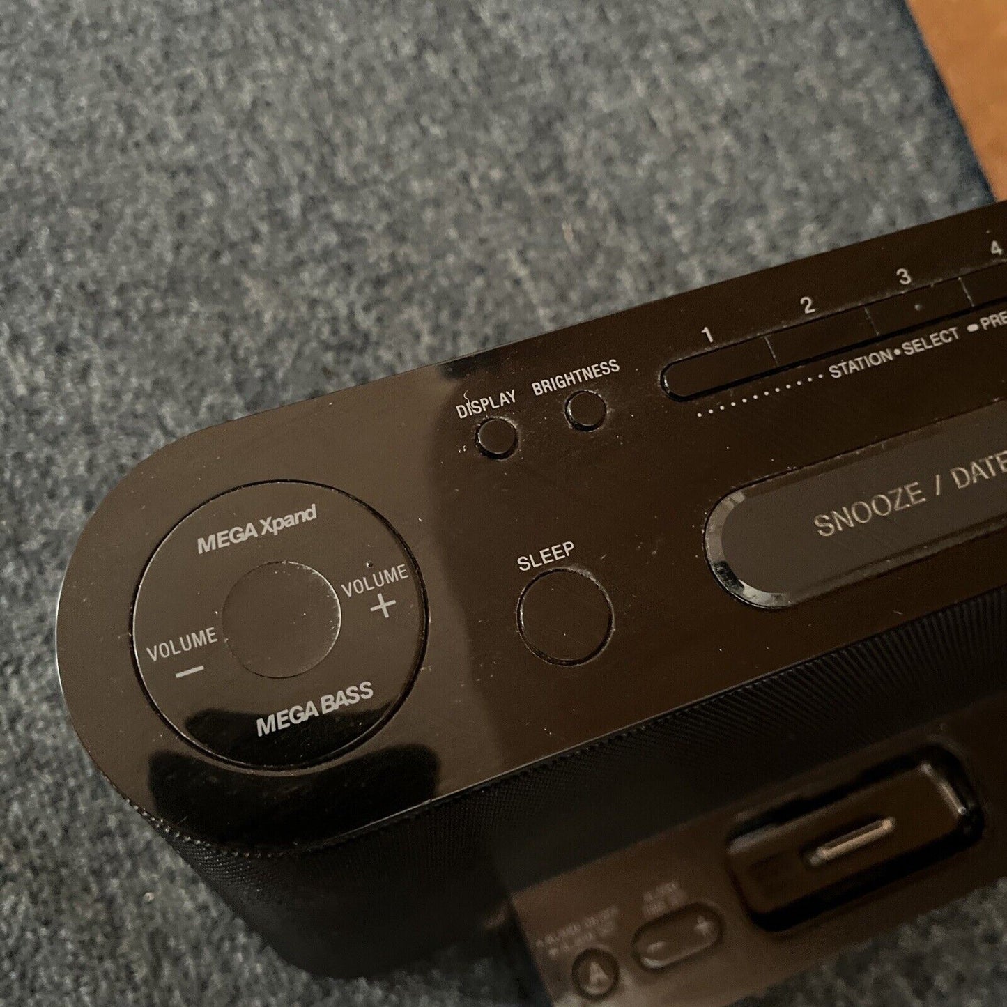 Sony Personal Audio Docking System XDR-DS12iP DAB+ Digital FM Radio 30-pin iPod