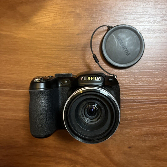 Fujifilm FinePix S2980 Digital Camera 14MP *Cracked LCD Screen but still works*