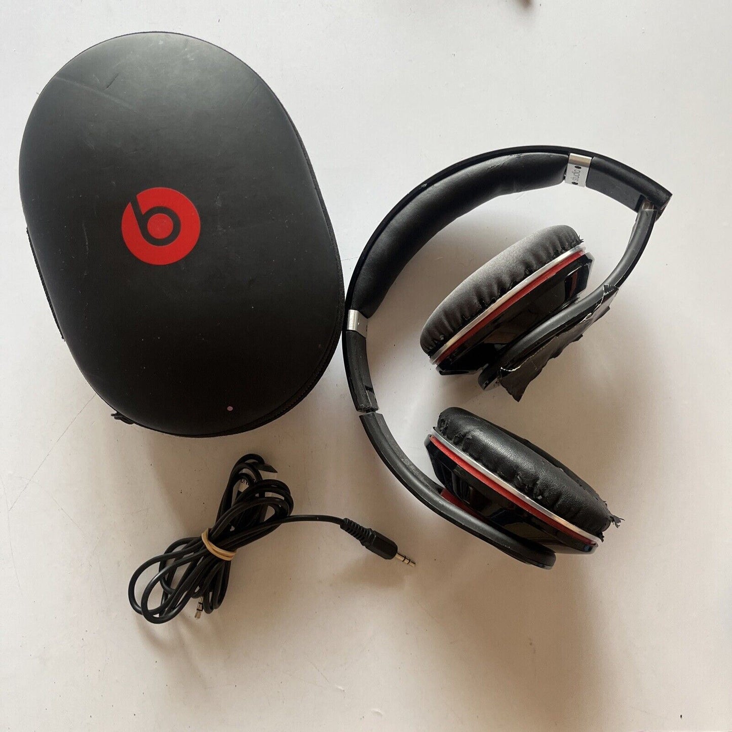 Beats by DrDre Headphones With Case *Works but battery lid is missing* 190003-00
