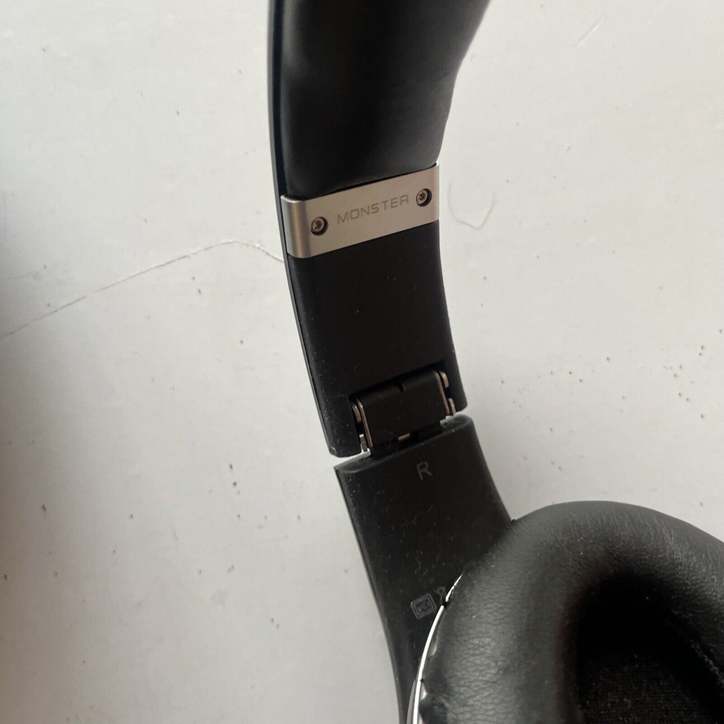 Beats by DrDre Headphones With Case *Works but battery lid is missing* 190003-00