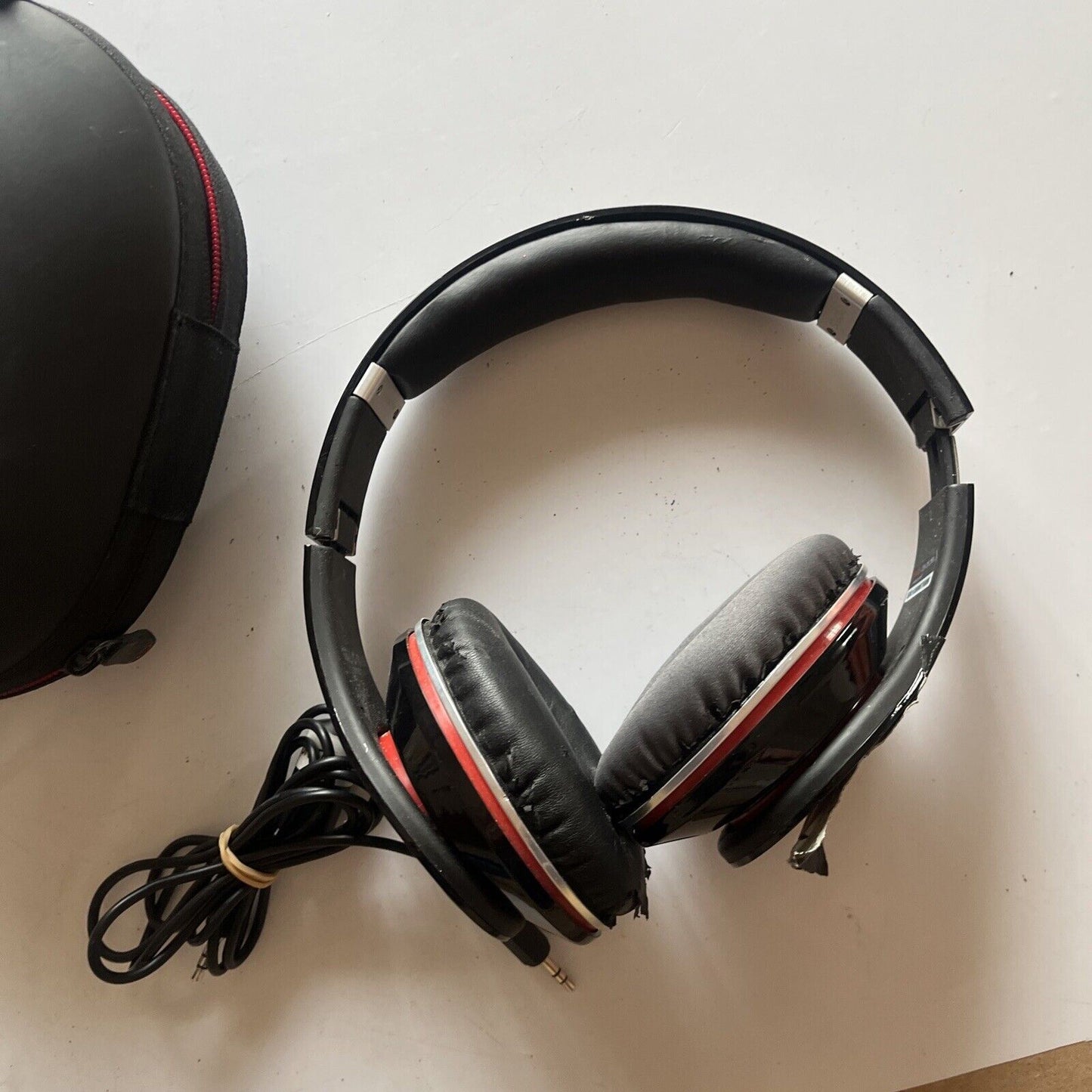 Beats by DrDre Headphones With Case *Works but battery lid is missing* 190003-00