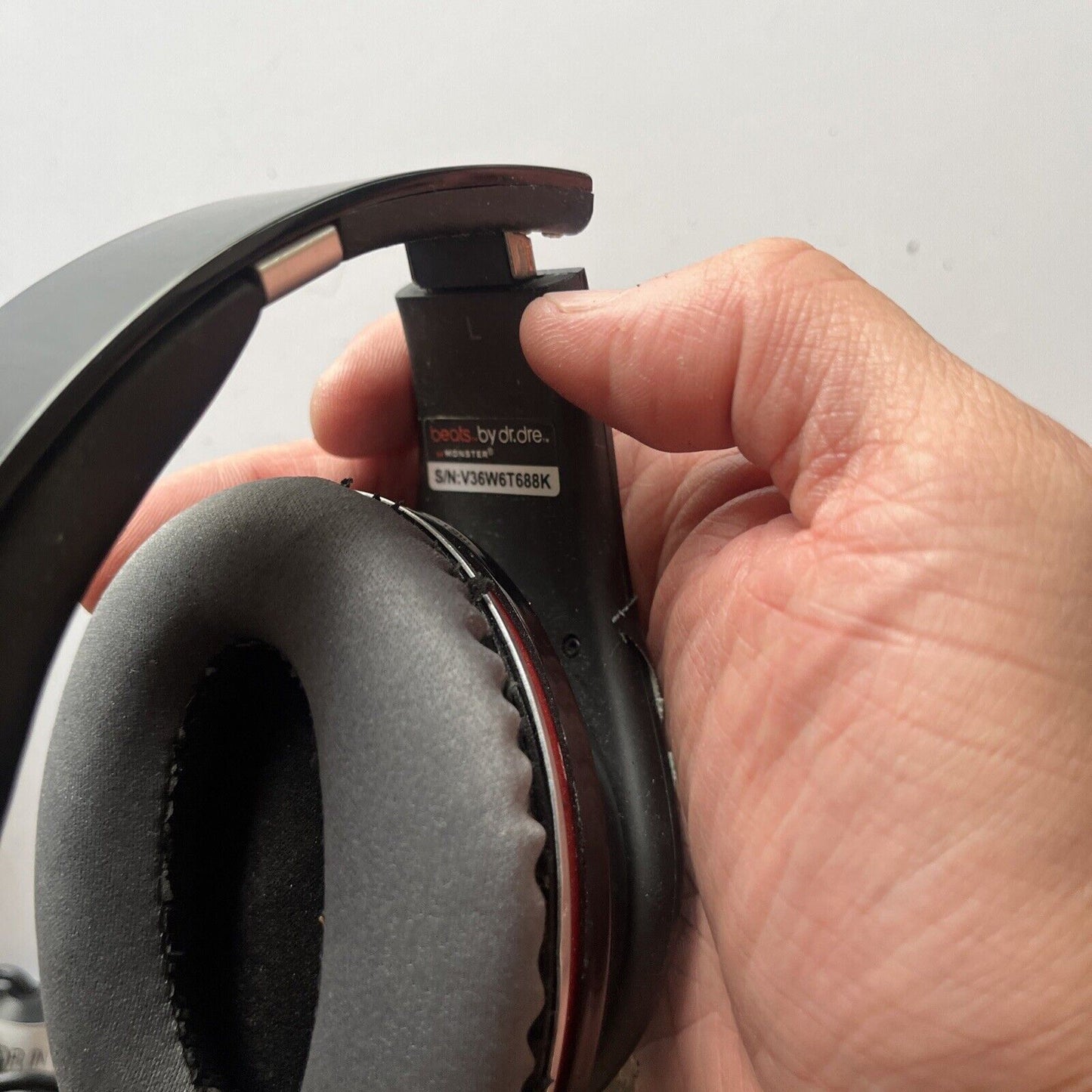 Beats by DrDre Headphones With Case *Works but battery lid is missing* 190003-00