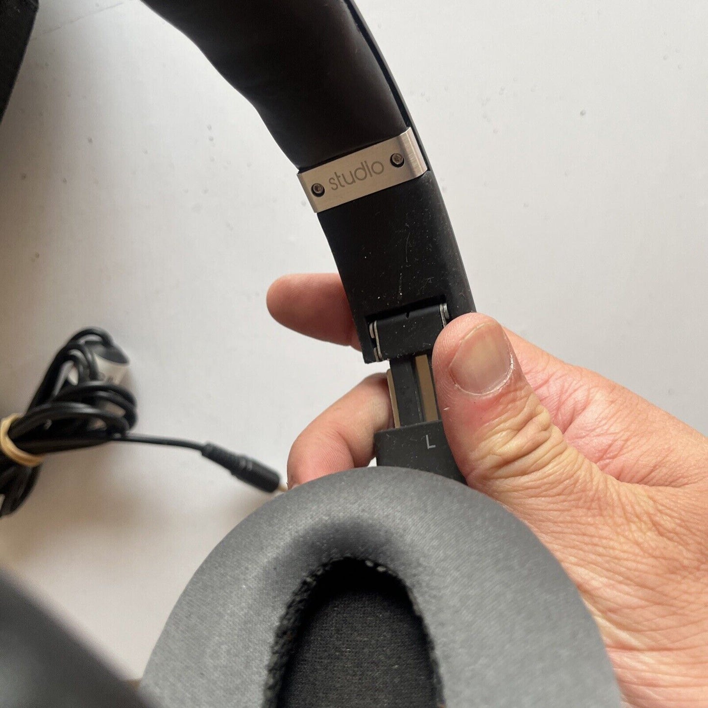 Beats by DrDre Headphones With Case *Works but battery lid is missing* 190003-00