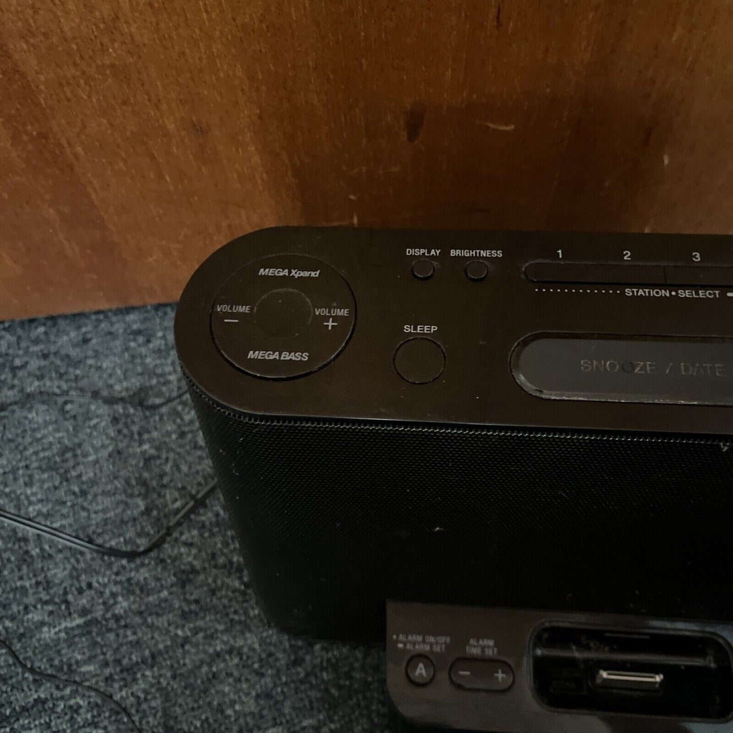 SONY DAB+ Digital Radio FM Personal Audio Docking System Clock Alarm XDR-DS12iP