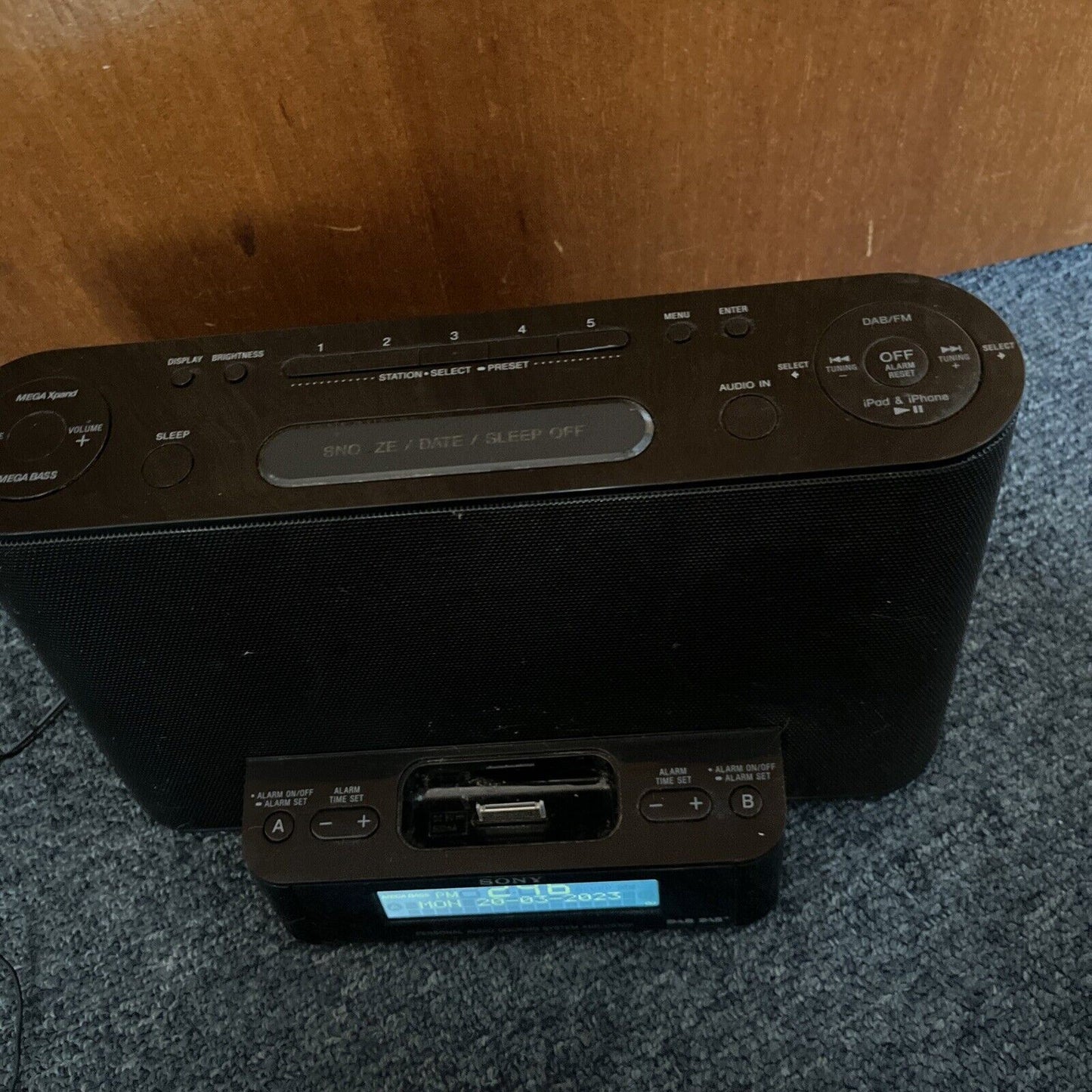 SONY DAB+ Digital Radio FM Personal Audio Docking System Clock Alarm XDR-DS12iP