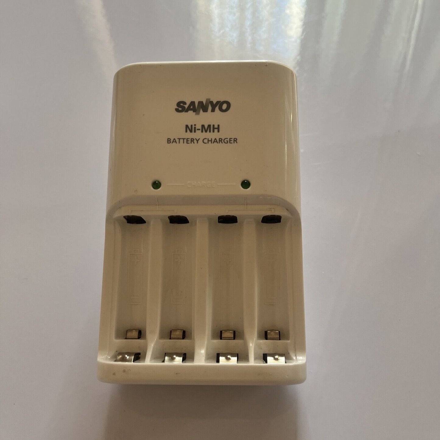 Sanyo Ni-MH Battery Charger NC-MQN04A for AA AAA Ni-MH Batteries
