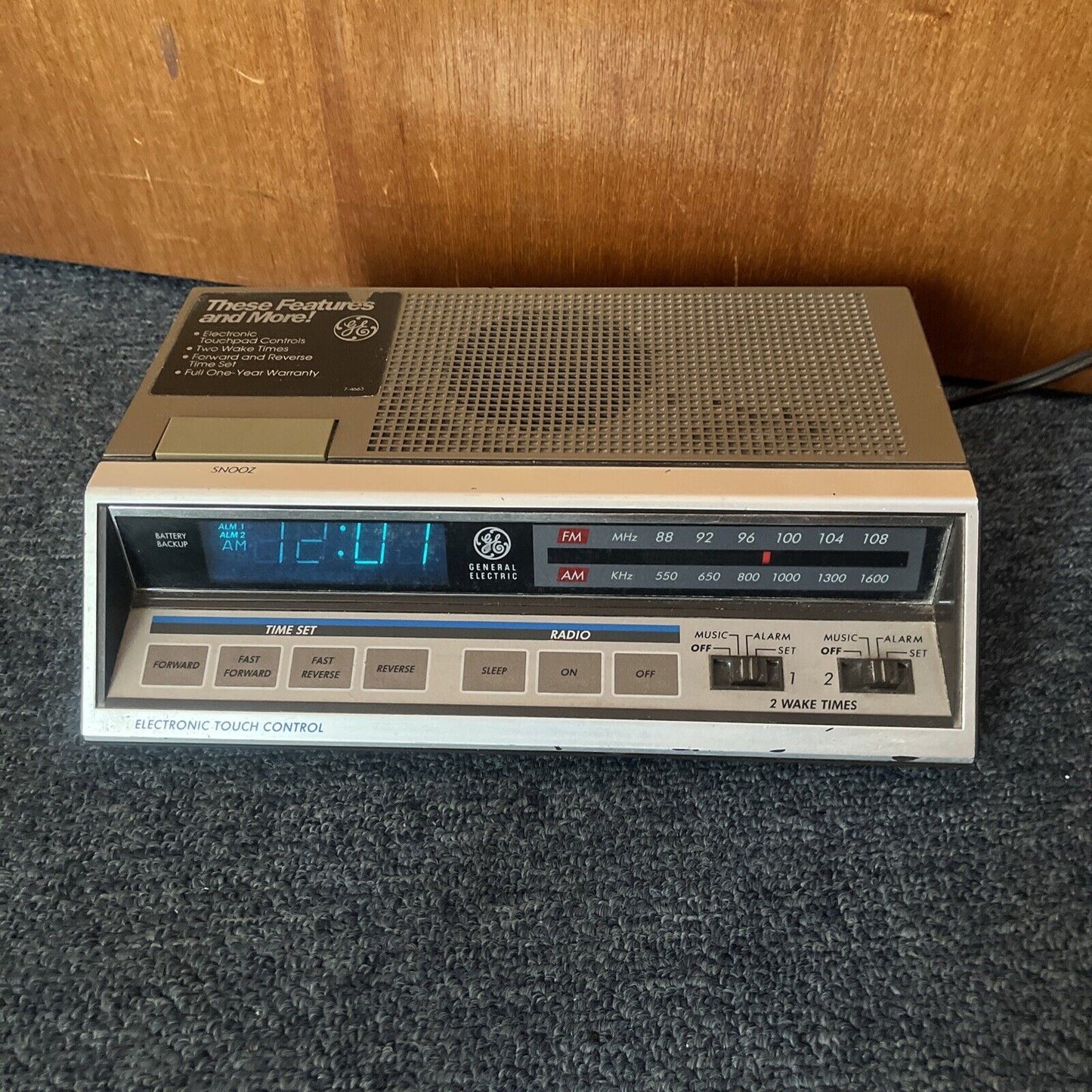 Vintage General Electric GE Alarm Clock Radio FM/AM EA7-4663A