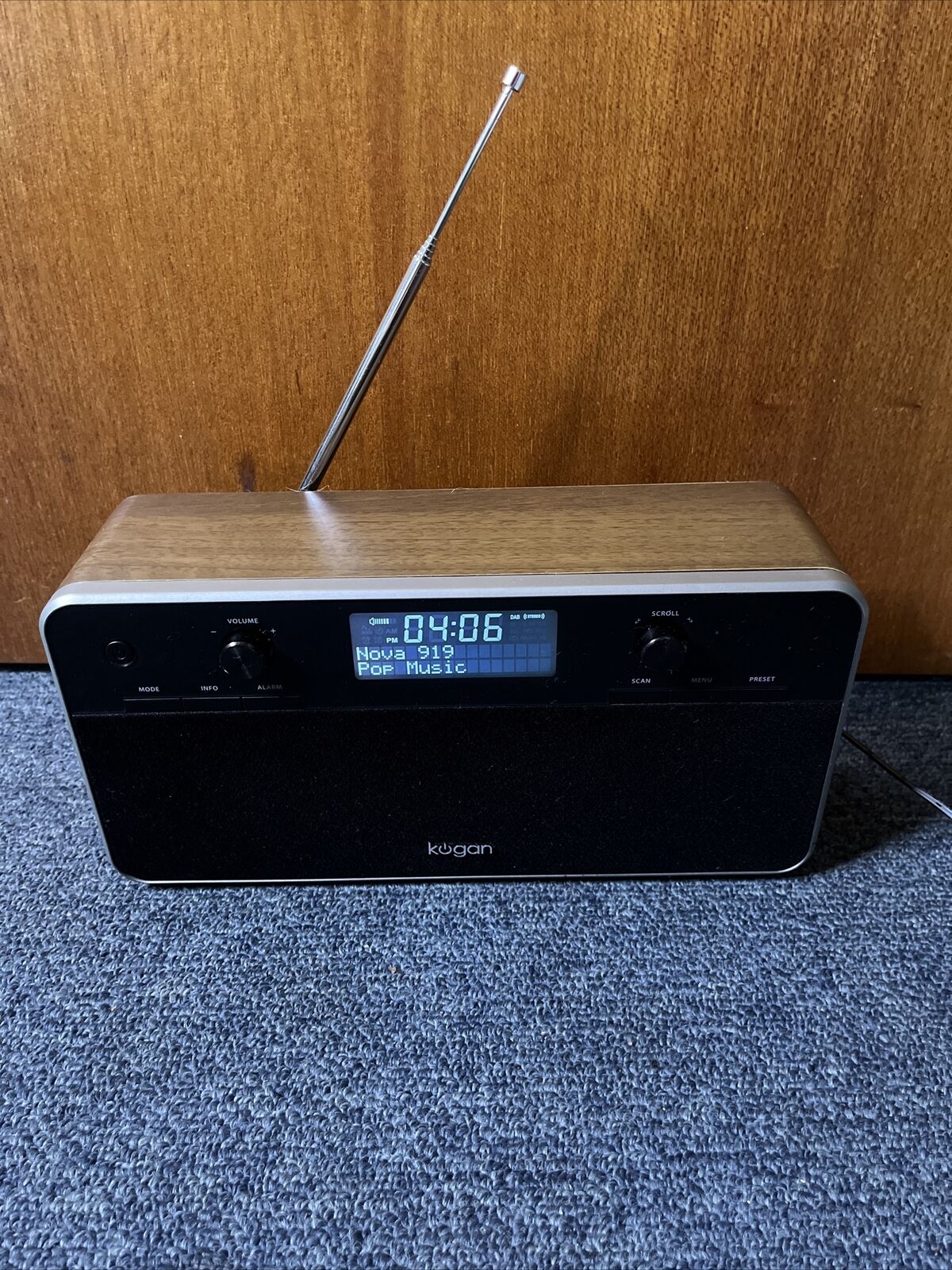 Kogan Digital Radio DAB+ FM Radio Clock KADABXXTBLA Retro Style