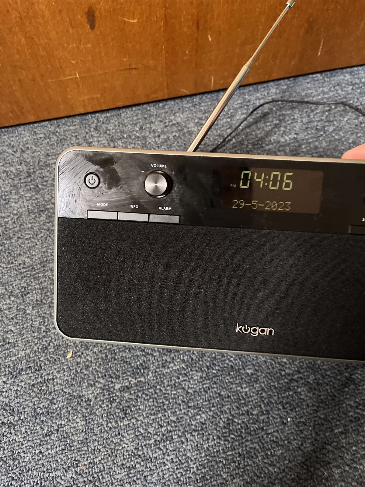 Kogan Digital Radio DAB+ FM Radio Clock KADABXXTBLA Retro Style