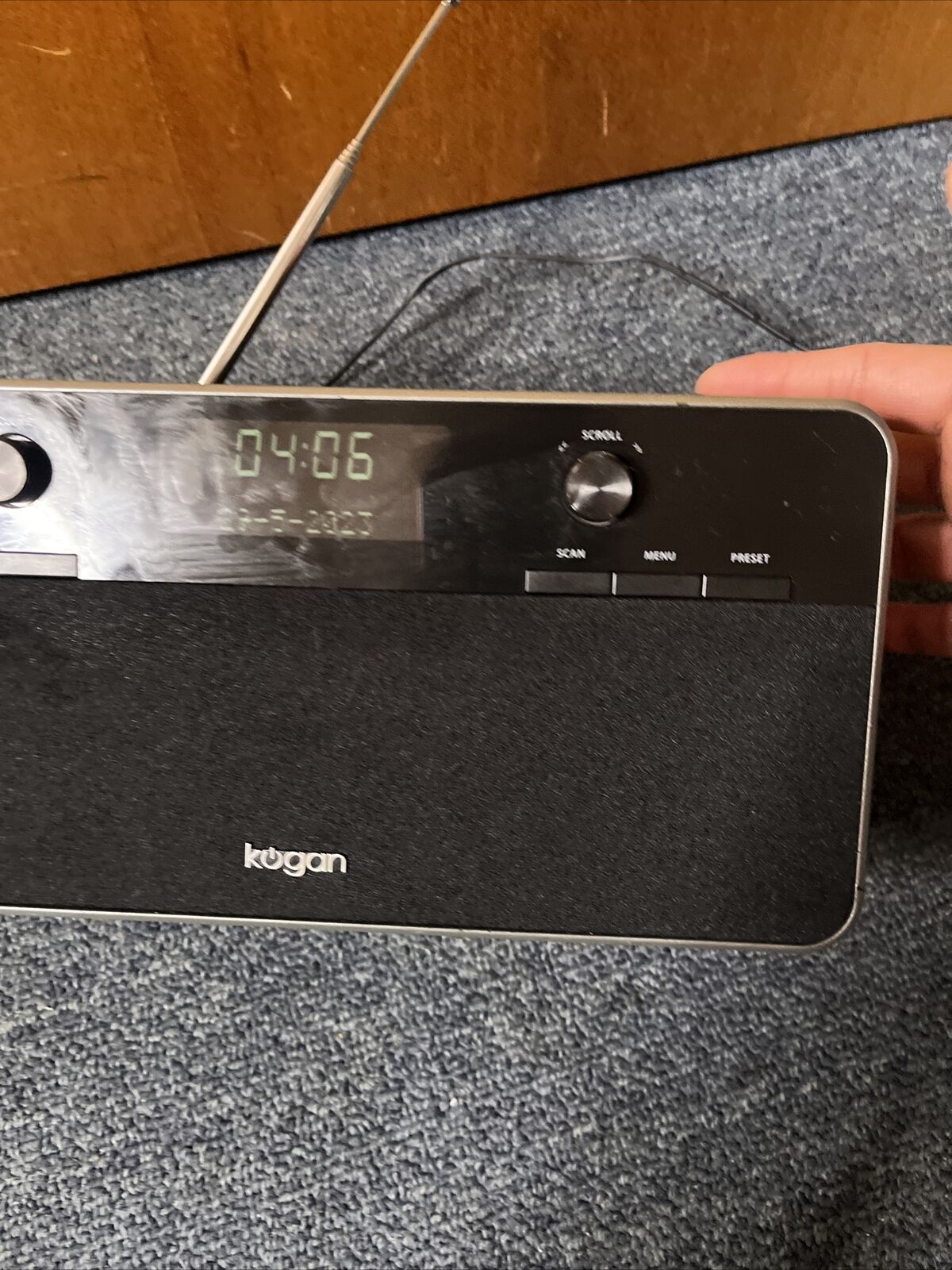 Kogan Digital Radio DAB+ FM Radio Clock KADABXXTBLA Retro Style