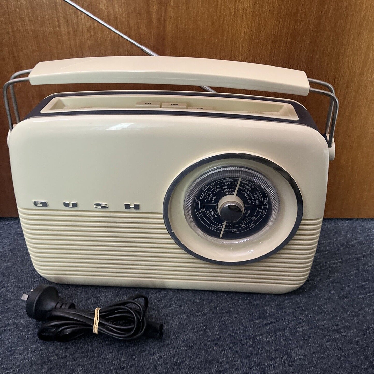 Bush FM/AM/MW/LW Retro Style Radio TR82 BLU/SAA